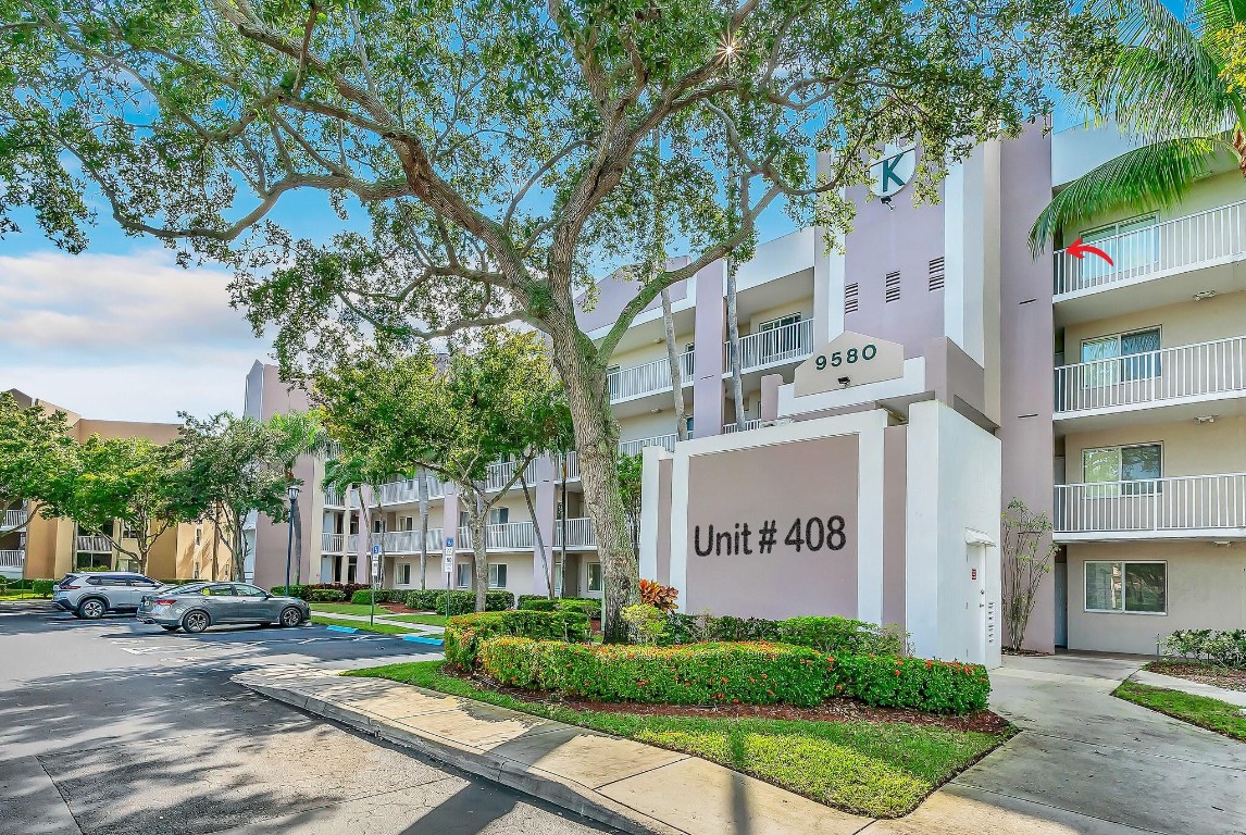 Welcome to beautiful Weldon in Kings Point, an exquisite community for an active senior lifestyle. This is a 2/2 split floor plan located on the 4th floor, with a large kitchen, entire unit freshly painted, nice size living room and has a washer and dryer inside the unit. Private screened in porch with water views. Manned 24 hour security, tennis courts, heated pool, shuffleboard, assigned parking, a theatre and so much more.