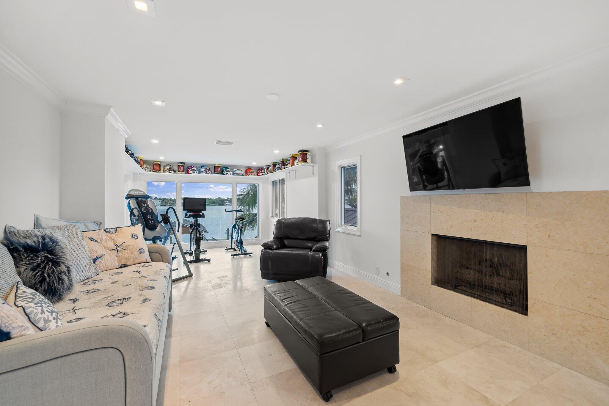 TEQUESTA COUNTRY CLUB - Residential