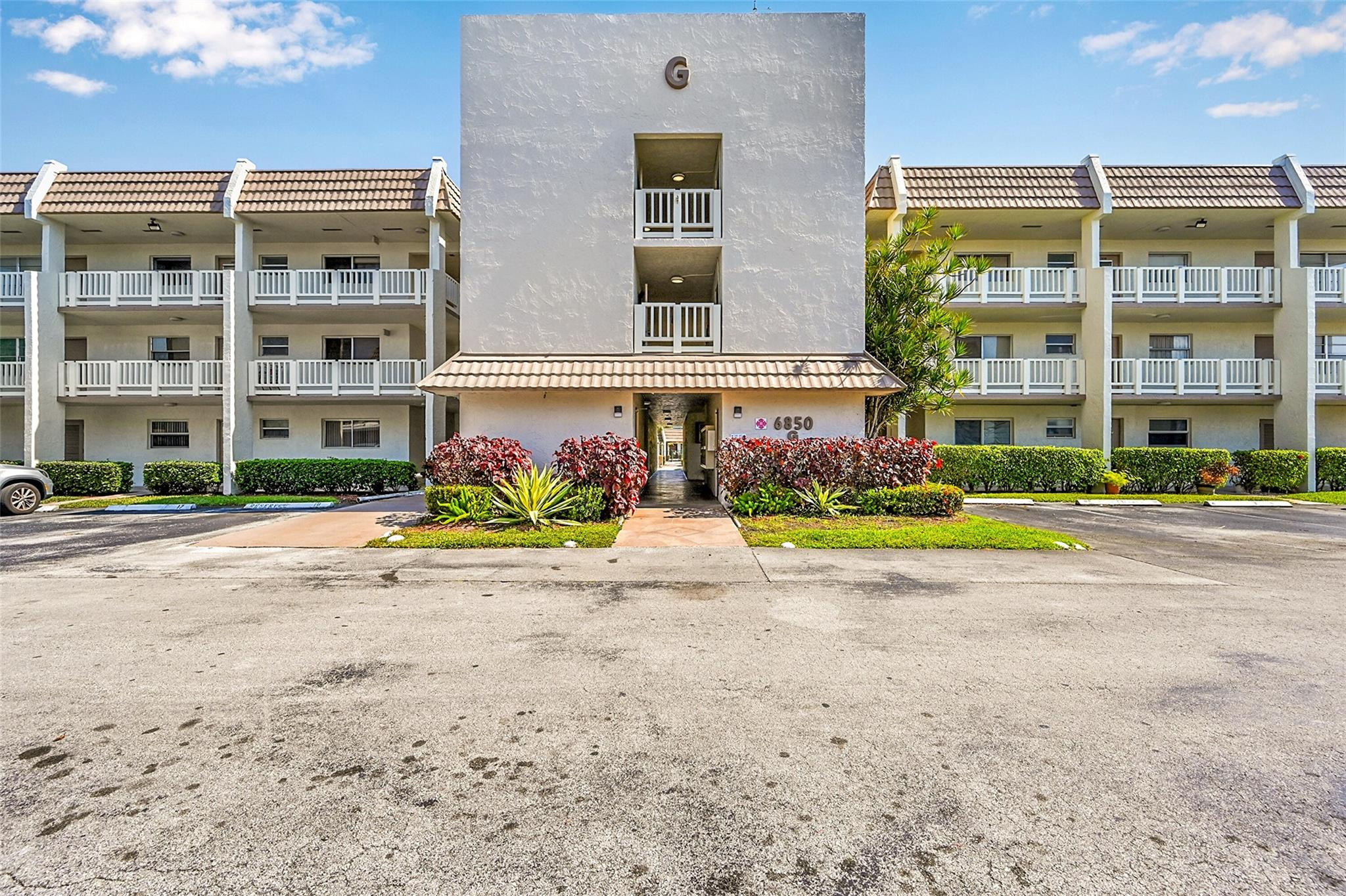 FANTASTIC OPPORTUNITY TO OWN AN EXCEPTIONALLY CLEAN, COMPLETELY FURNISHED 2/2 CONDO IN 55+ ROYAL PARK GARDENS. FEATURES INCLUDE LARGE ENCLOSED PATIO OVELOOKING THE POOL. THIS ROOM CAN BE USED FOR DEN, OFFICE OR SLEEPING QUARTERS. CARPET IN ALL LIVING AREAS AND TILE IN KITCHEN AND BATHROOMS. AMENITIES INCLUDE CLUBHOUSE, MULTIPLE POOLS, GYM, TENNIS, BOCCE BALL AND A RELAXING TIKI HUT. BUILDING FEATURES NEW ROOF, NEW ELEVATER AND NEW PAINTING. A GREAT RELOCATION OPPORTUNITY. ALL YOU NEED IS YOUR TOOTHBRUSH. MOTIVATED SELLER. THANKS FOR SHOWING.SELLERS WILL CONTRIBUTE ONE YEAR OF MAINTENANCE TO BUYER! THANKS FOR SHOWING.