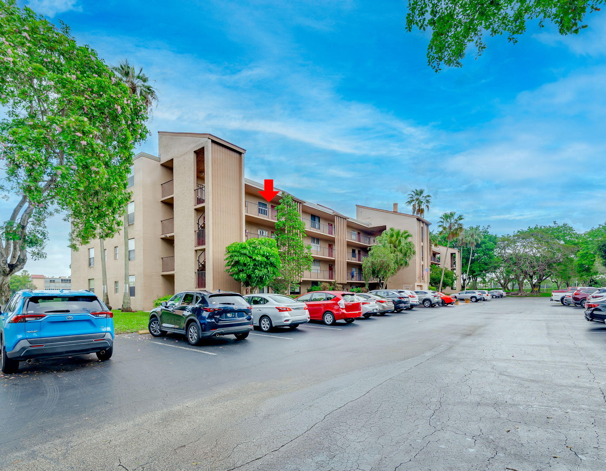 2/2 remodeled 55+ plus community. White Kitchen, New Tile, Wood Floors. Washer & Dryer in the Unit! New Roofs, The HOA allows owners to have 2 pets up to 20lbs each.