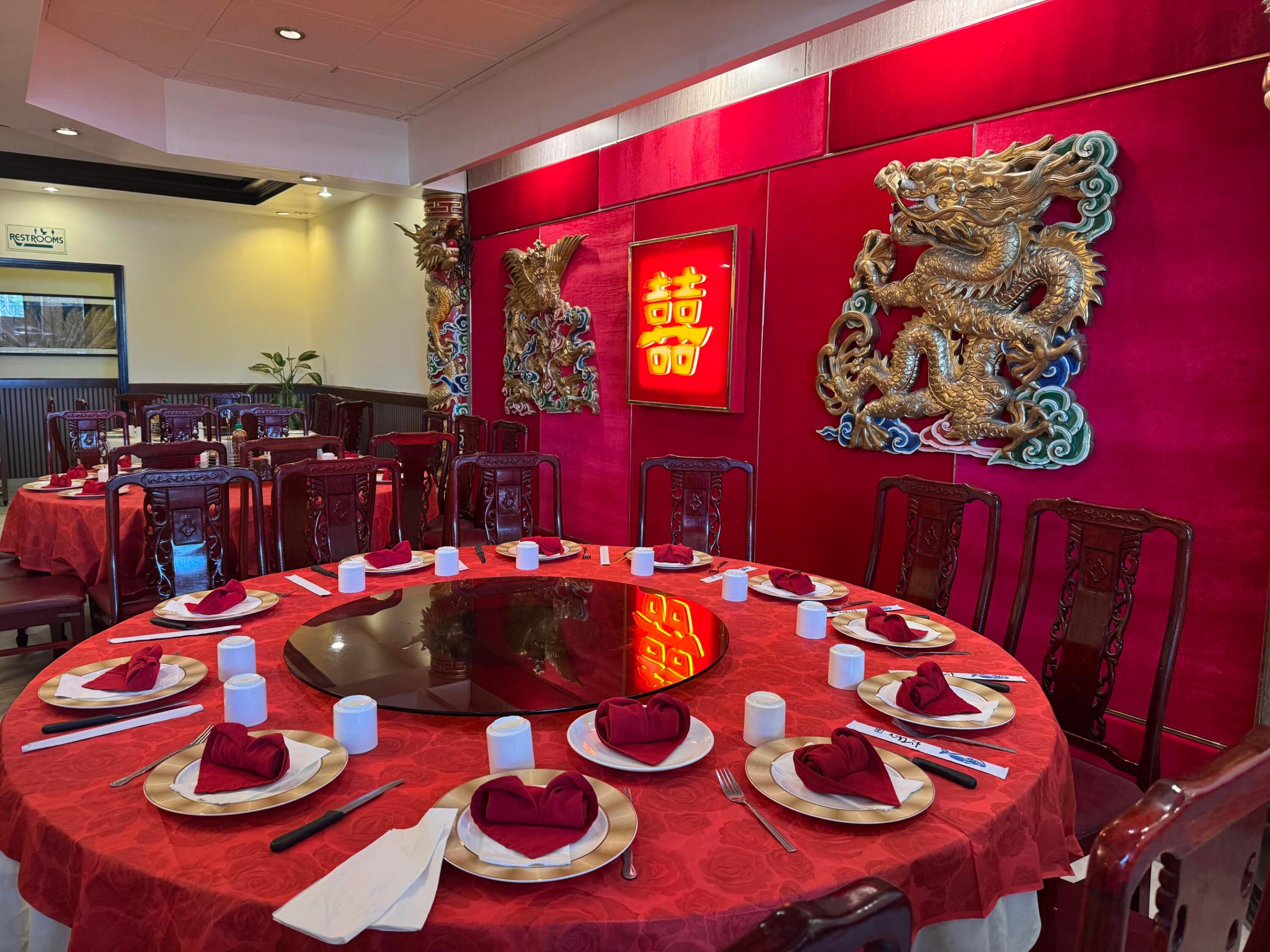 180 seats fully function restaurant ready for turn key. total 4300 sf. full kitchen. beautiful dinning room. Live Sea food tank. good lease term. a lot parking spaces. located very busy 441, between Commercial blvd and Oakland park blvd. Easy to show.