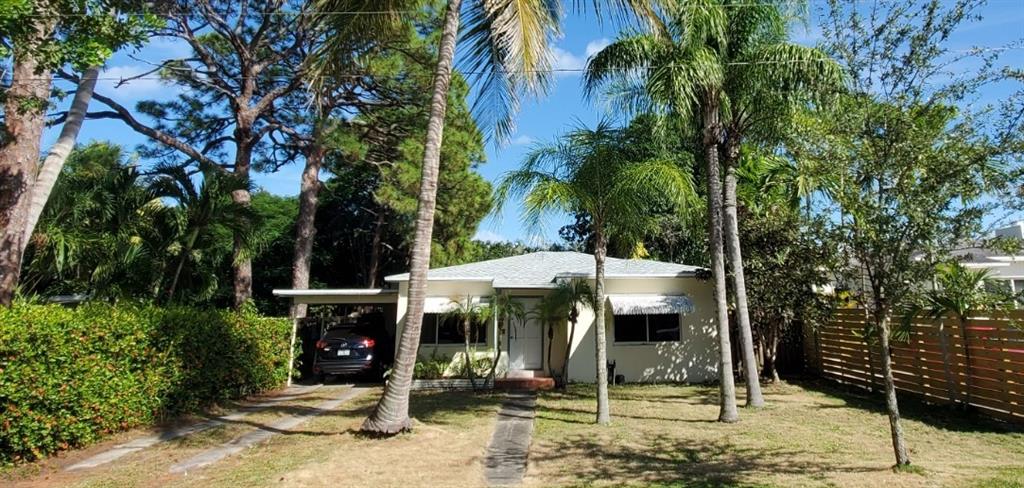 Classic bungalow style home in Lakeridge with a Florida room overlooking the expansive backyard.  Plenty of room for a pool.  Tile floors thru-out.  Newer roof. Covered parking in carport. Tropical landscaping with palm trees and bamboo.