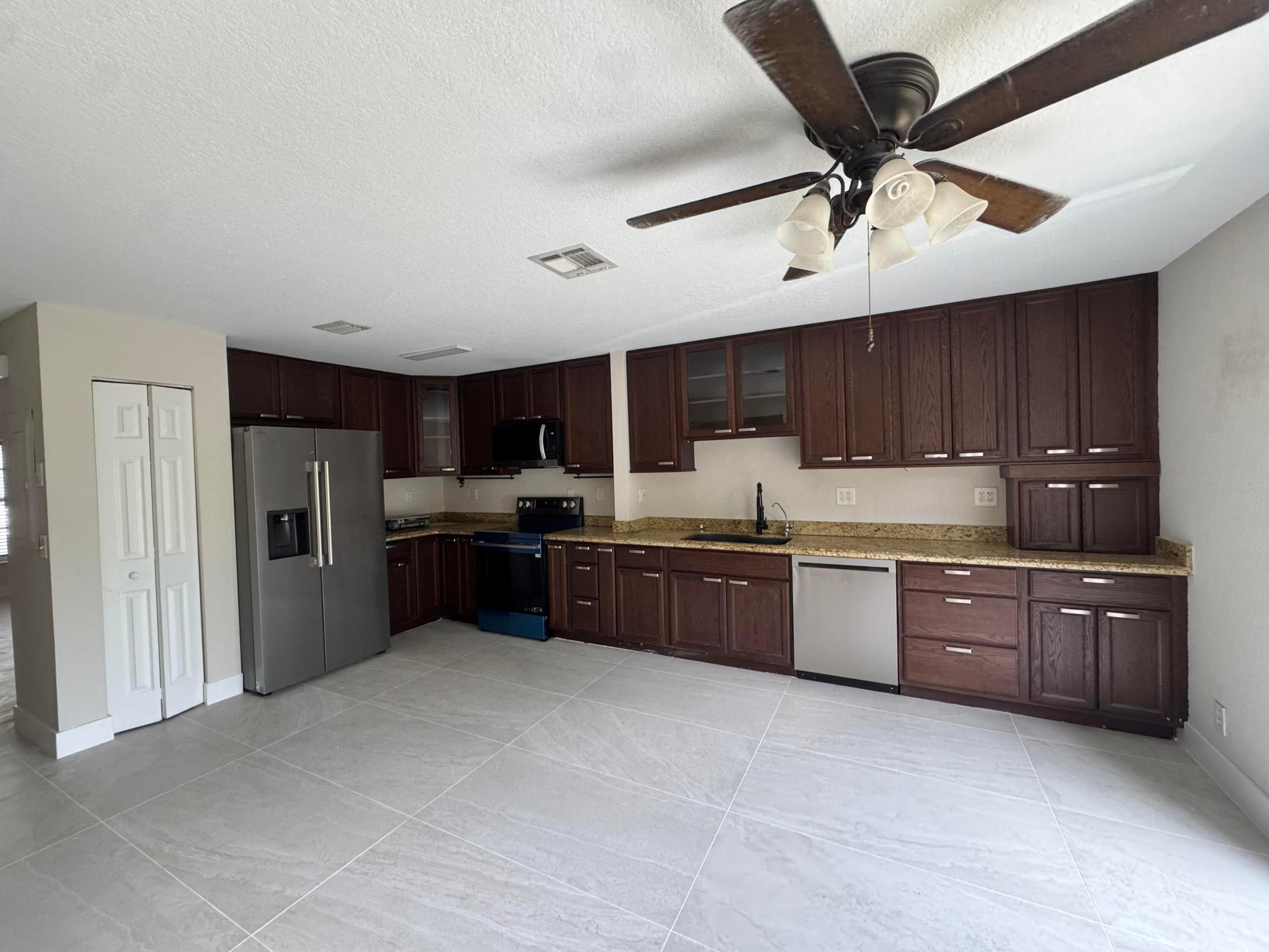 SUMMIT LAKE - Residential