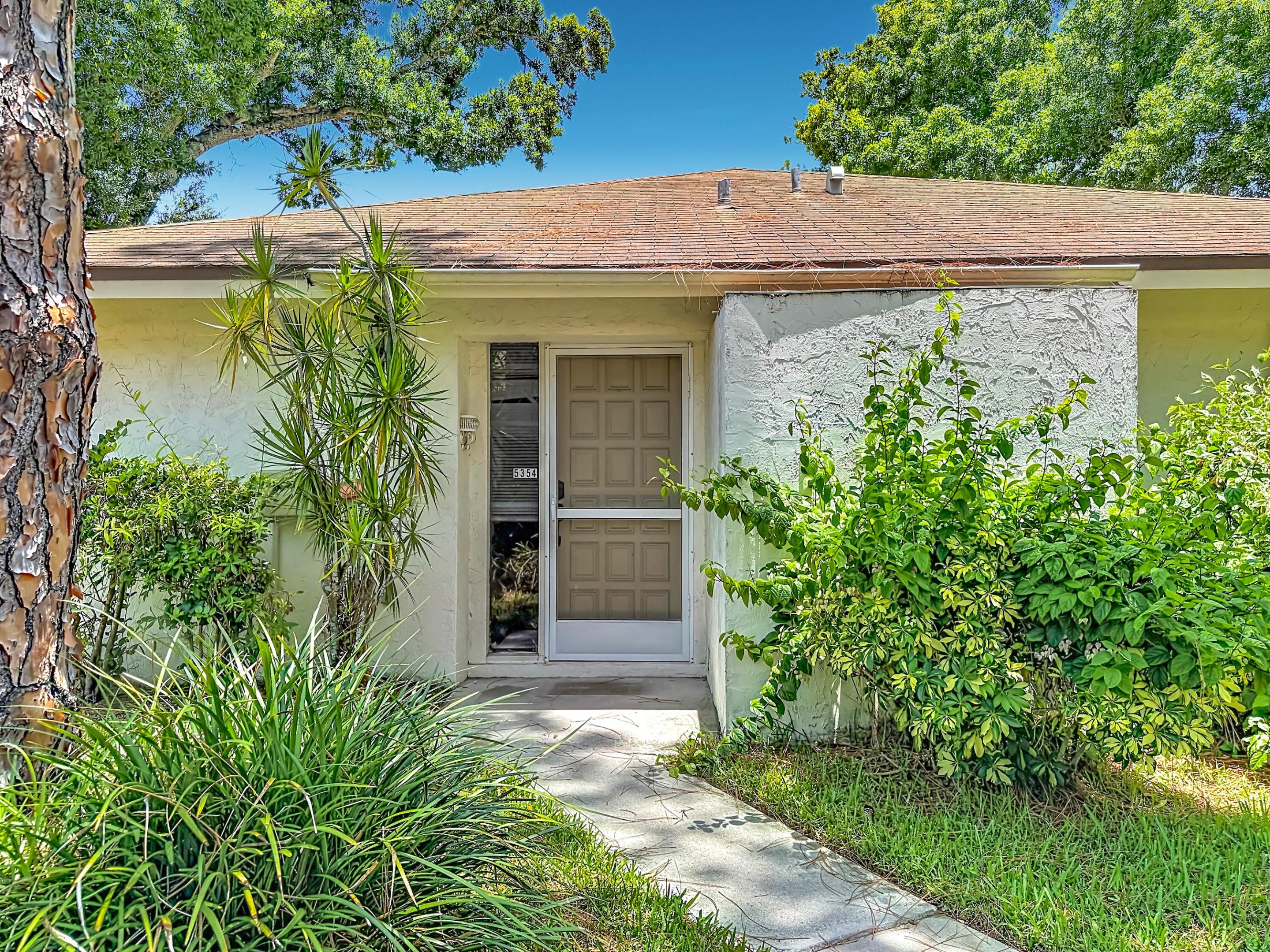 Experience the best of Sarasota living in this beautifully maintained 2-bedroom, 2-bath condominium. Featuring a bright, open floor plan, spacious bedrooms, generous storage, and a private screened lanai, this home offers comfort and functionality for everyday living or seasonal enjoyment. HOA includes exterior maintenance, lawn care, water, sewer, trash, and more. Located in a well-maintained community with desirable amenities, you'll be just minutes from Downtown Sarasota, Siesta Key Beach, St. Armands Circle, shopping, dining, golf, parks, and entertainment. Whether you're looking for a primary residence, vacation home, or investment property, this condo offers an exceptional opportunity to enjoy the Florida lifestyle.  Disfrute de lo mejor del estilo de vida de Sarasota en este hermoso condominio de 2 habitaciones y 2 baños. Con un diseño abierto, luminoso y funcional, amplias habitaciones, excelente espacio de almacenamiento y un balcón techado con malla (screened lanai) ideal para relajarse, esta propiedad ofrece comodidad tanto para vivir todo el año como para disfrutarla por temporadas. La distribución de las habitaciones brinda mayor privacidad, mientras que las áreas sociales son perfectas para el descanso o para recibir invitados. Ubicado en una comunidad bien mantenida con excelentes amenidades, estará a solo minutos del centro de Sarasota, Siesta Key Beach, St. Armands Circle, restaurantes, tiendas, campos de golf, parques y opciones de entretenimiento. Ya sea como residencia principal, casa de vacaciones o inversión, esta propiedad representa una excelente oportunidad para disfrutar del estilo de vida de la Florida.