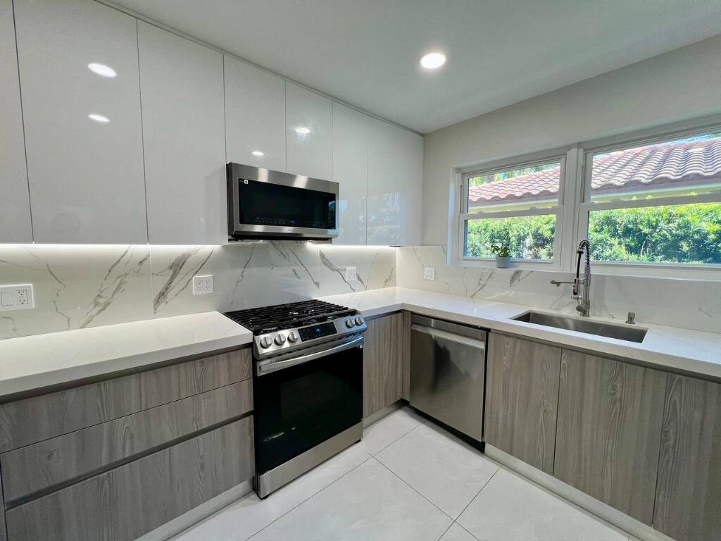 Hollywood Lakes Sec 1-32 - Residential