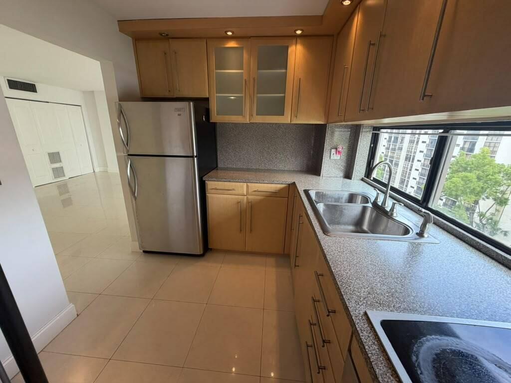 PLAZA OF AMERICAS CONDO PART 4 - Residential Lease