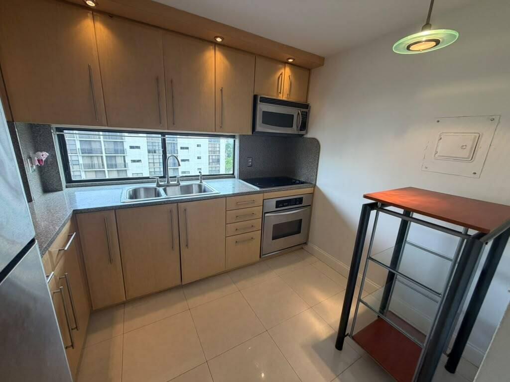 PLAZA OF AMERICAS CONDO PART 4 - Residential Lease