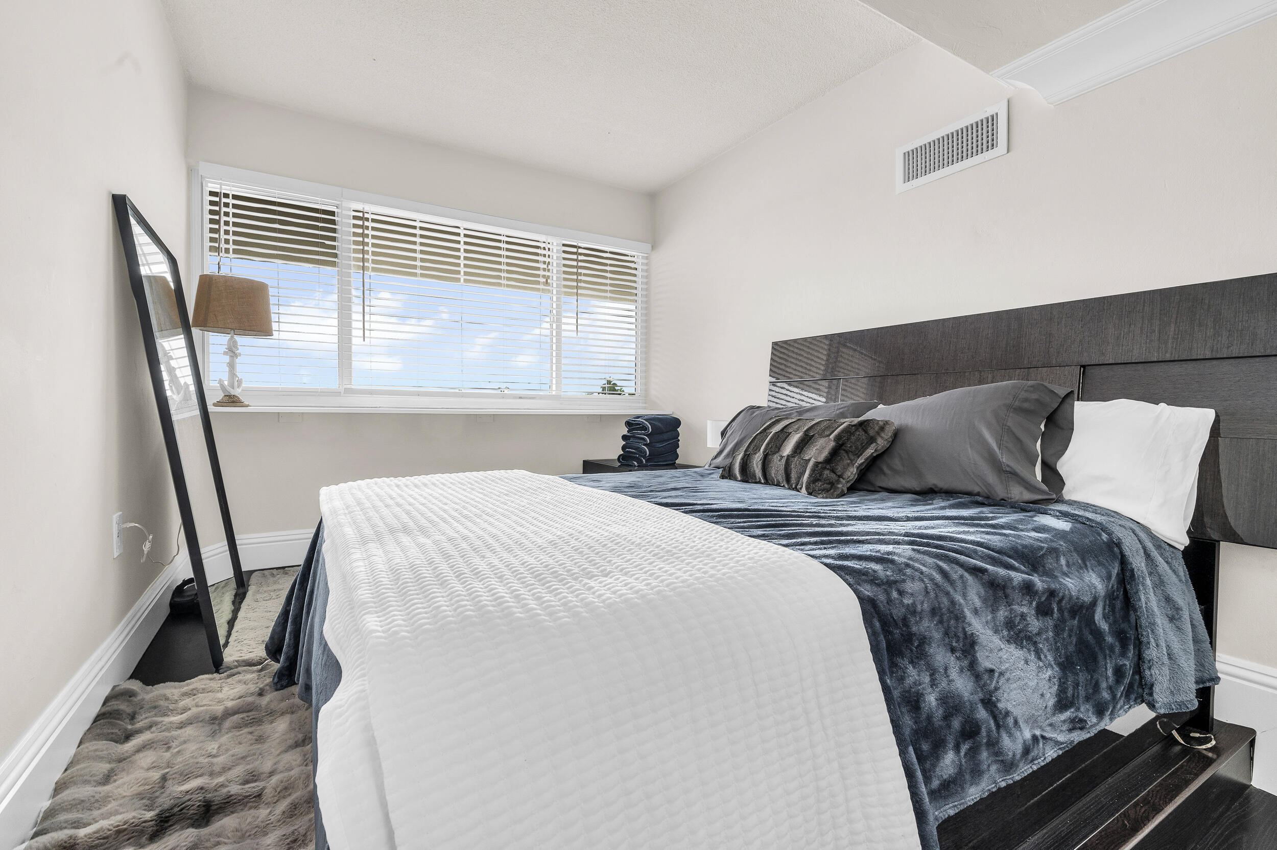 FOUR SEASONS CONDO - Residential