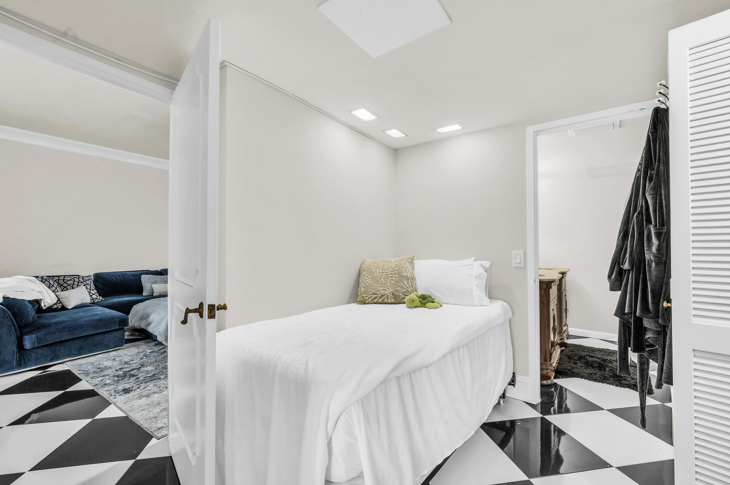FOUR SEASONS CONDO - Residential