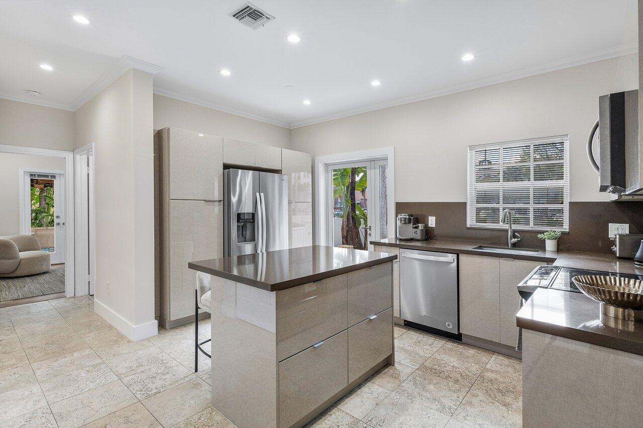 KINGS COURT - Residential Lease