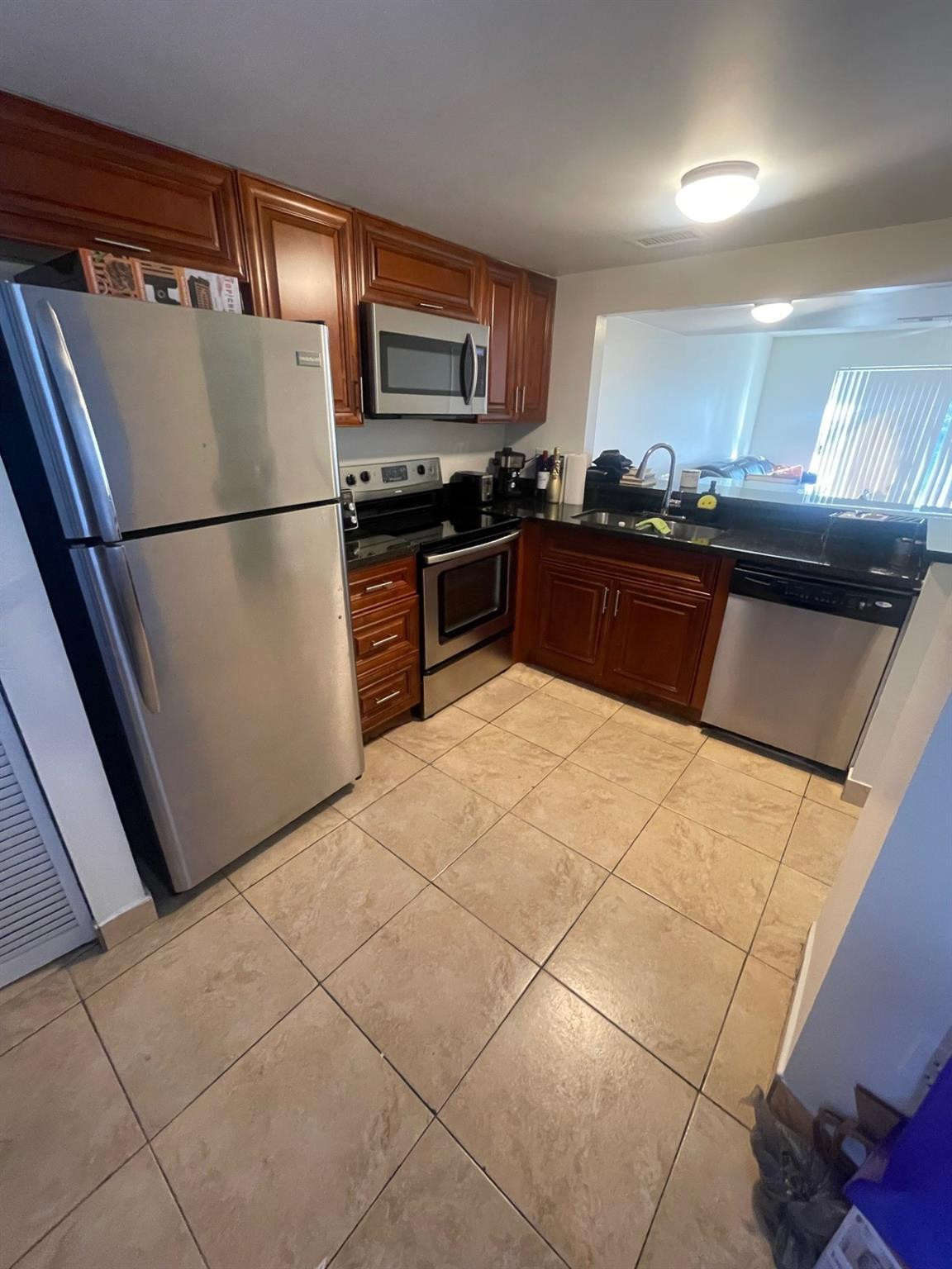 great location, great lake view, great for homeowner or investor. Washer and dryer in unit.