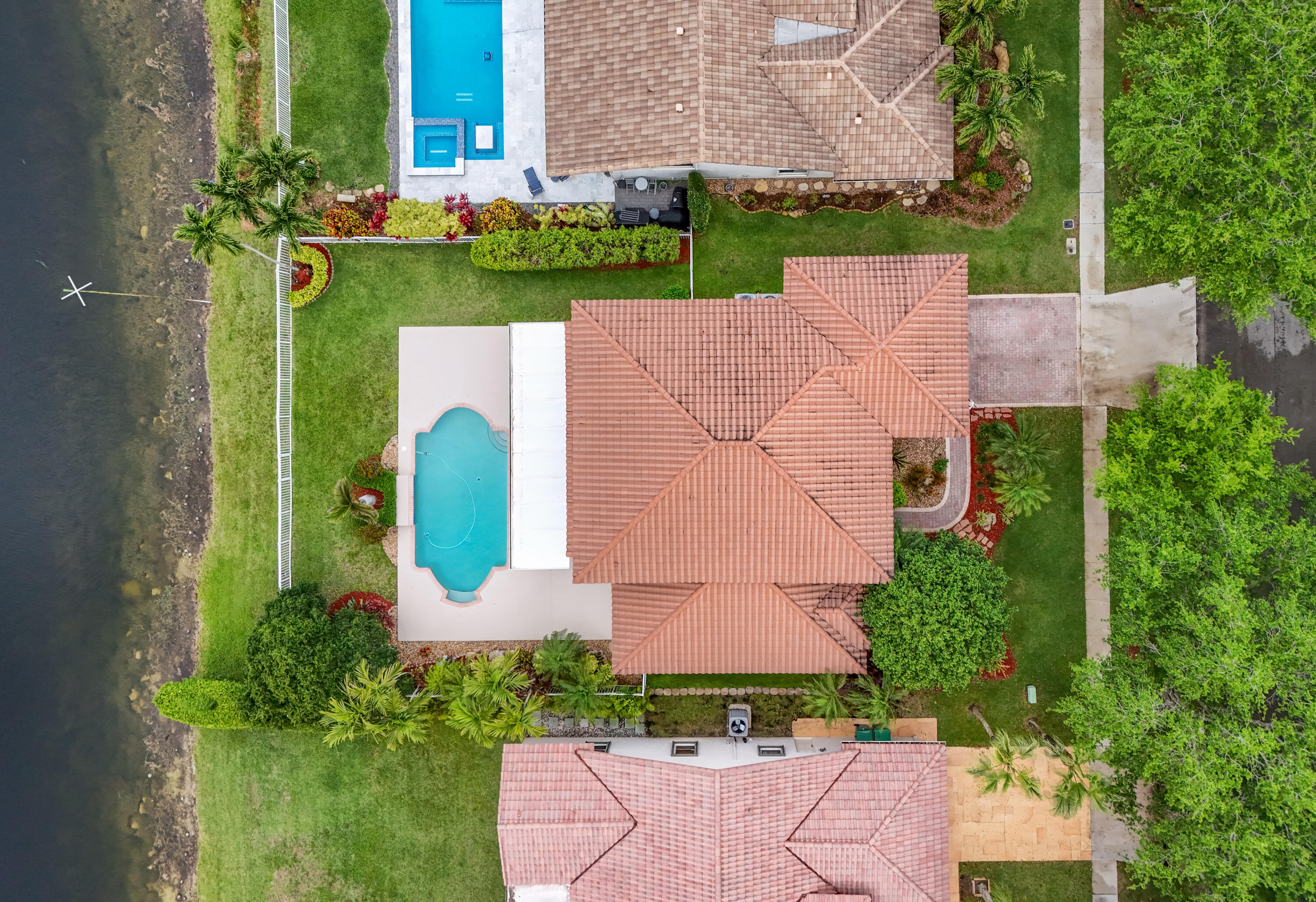 EMBASSY LAKES - Residential