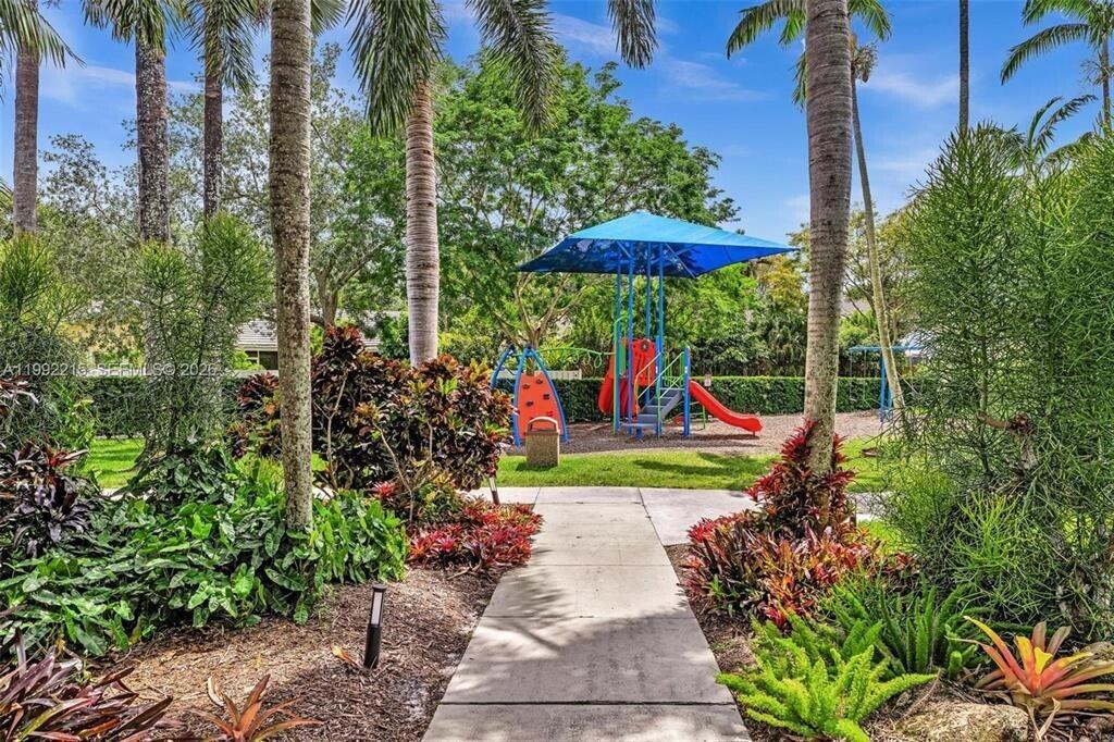 EMBASSY LAKES - Residential