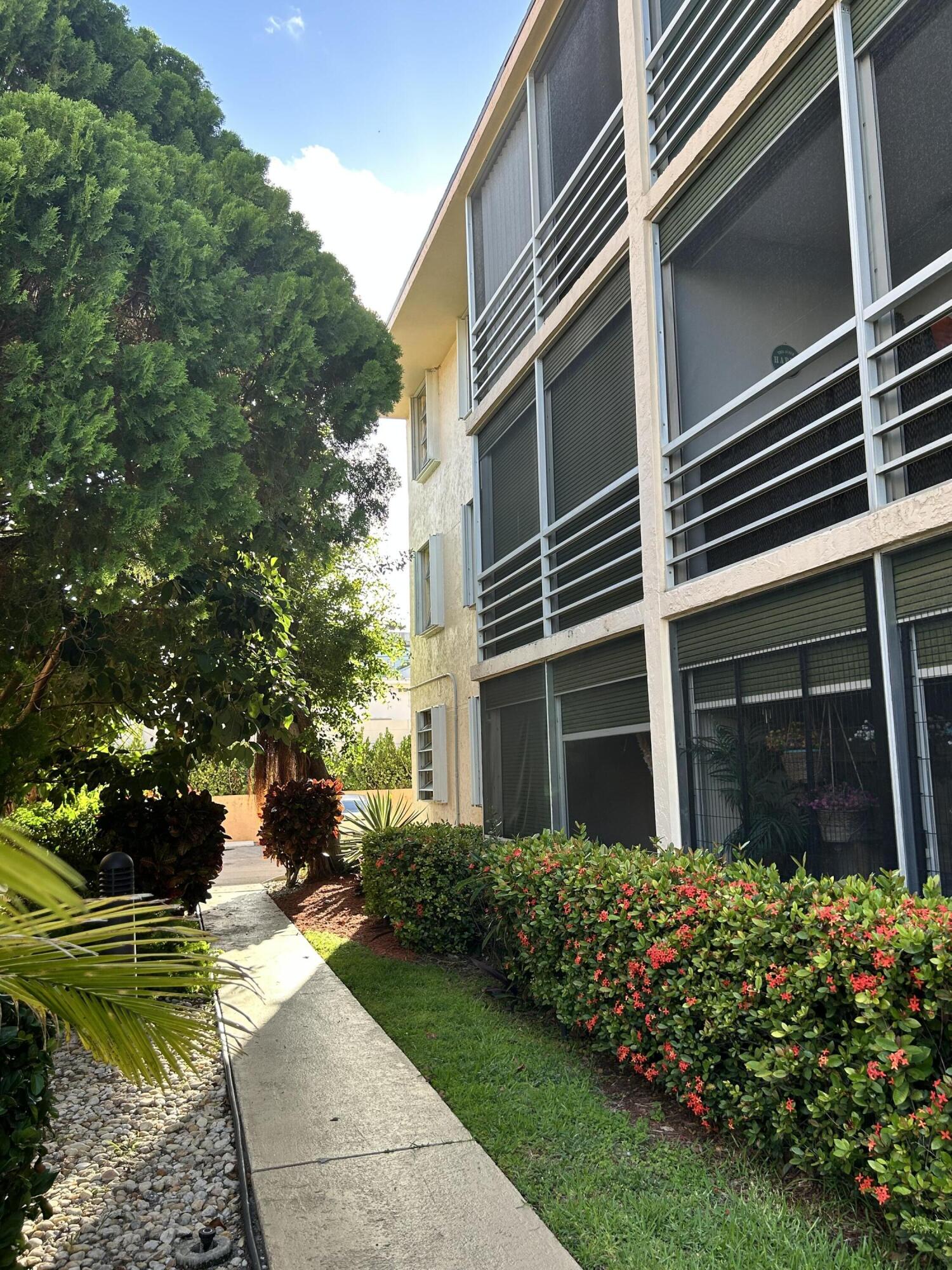 LIGHTHOUSE POINT PLAZA - Residential