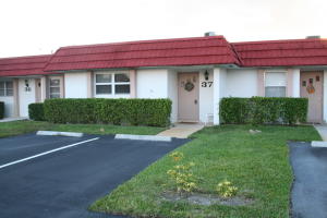 Spacious 1 bedroom, 1 bath condo in desirable Cresthaven. Large rooms, huge covered and screened patio with roll down shutters. Large closets and a huge Utility/Storage room with washer/dryer hookup. Two parking spaces right outside your front door. Easy walk to clubhouse, pool, tennis and shuffleboard. Many community activities available if you wish to participate or just relax. Cresthaven is perfect for easy year round living or a vacation home. Centrally located close to shopping, restaurants, highways and bus stops.