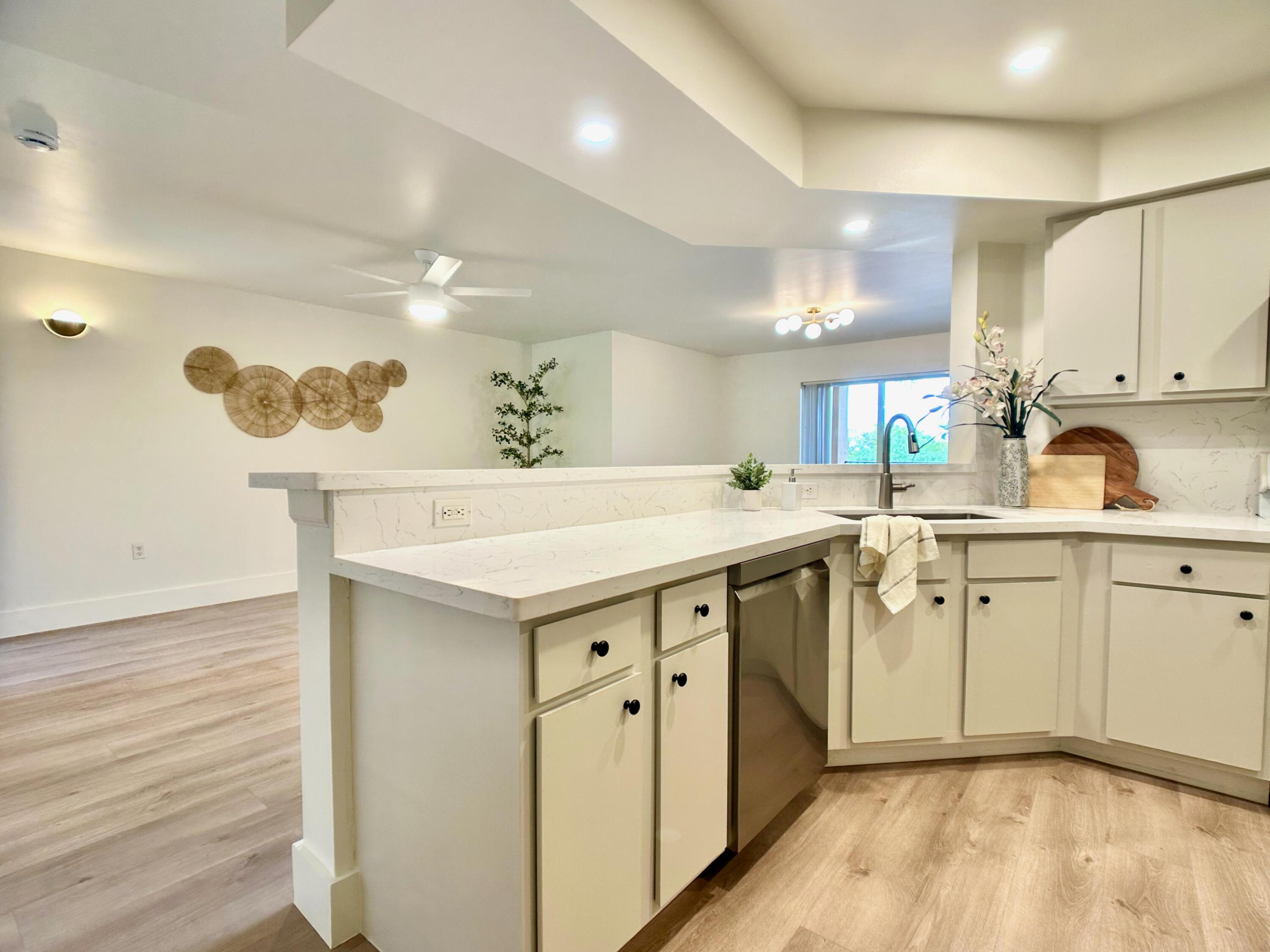 HYPOLUXOS MARINERS CAY CONDO - Residential