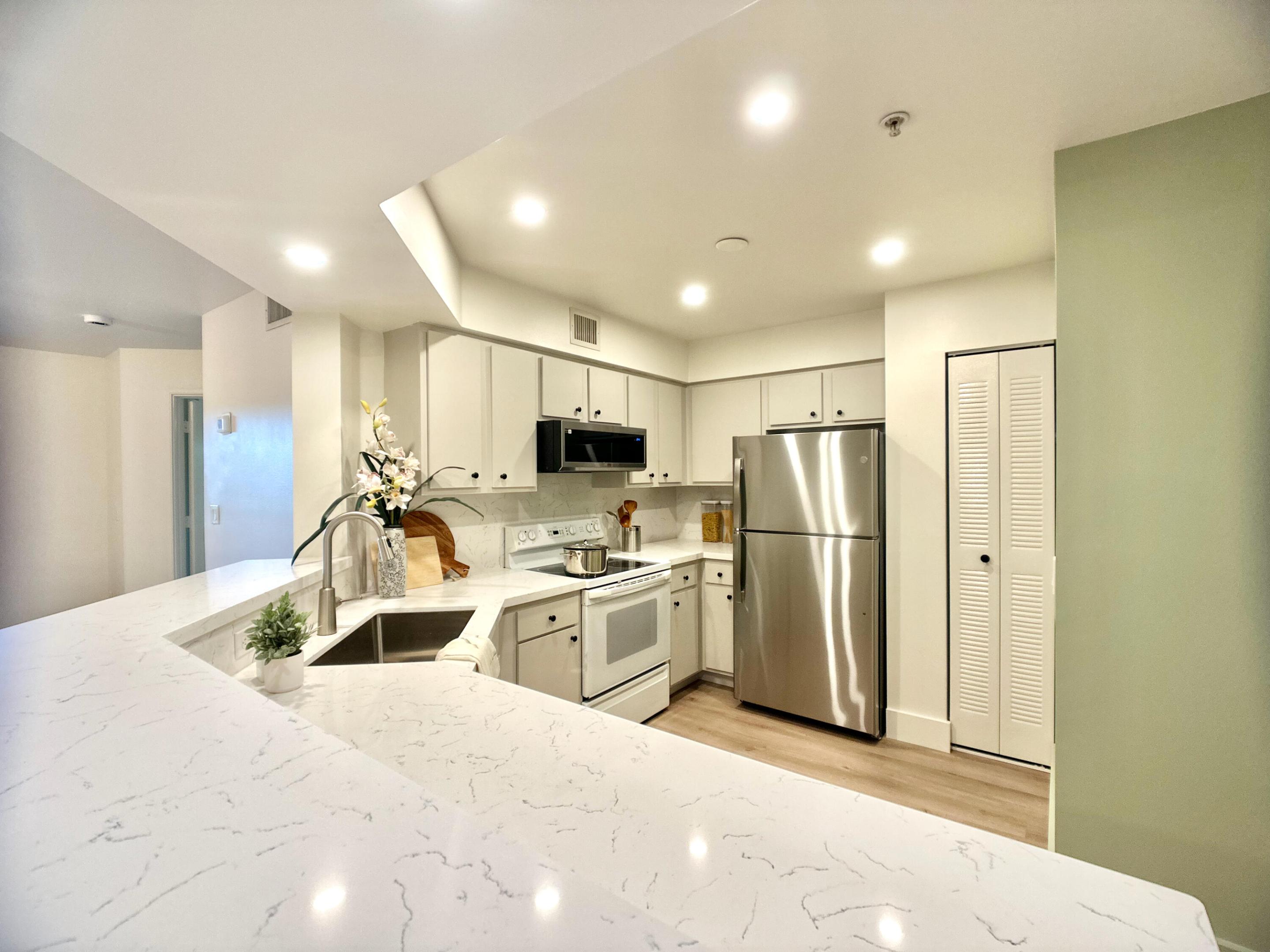 HYPOLUXOS MARINERS CAY CONDO - Residential