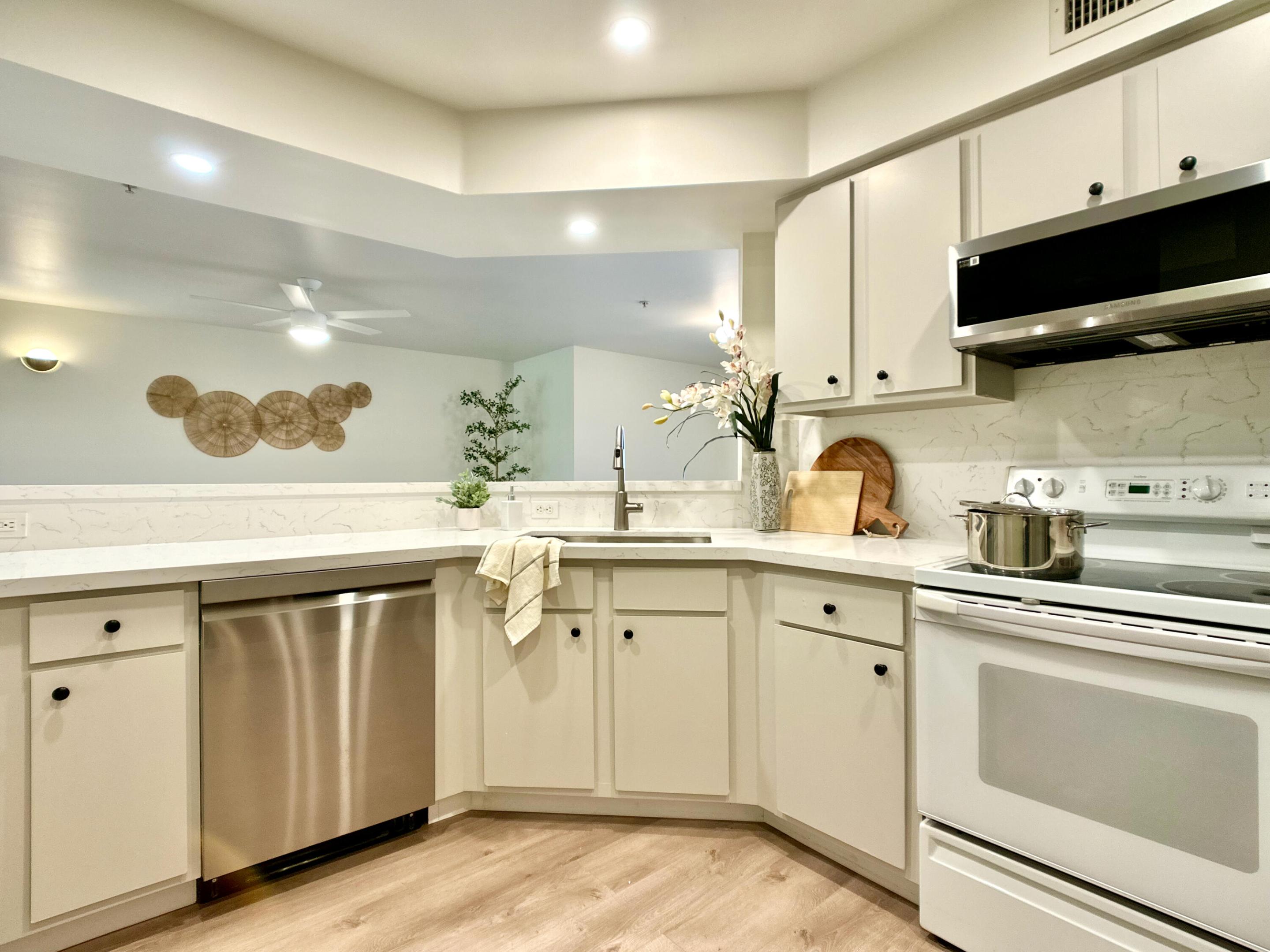 HYPOLUXOS MARINERS CAY CONDO - Residential