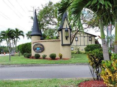 Beautiful and well-maintained townhome featuring 3 bedrooms, 2 bathrooms, located in an excellent community  with low HOA. This home offers a modern kitchen, open and functional layout, and comfortable living space perfect for families or first-time buyers. Enjoy a welcoming neighborhood, great amenities, and a convenient location.DON'T MISS THIS AMAZING OPPORTUNITY!!
