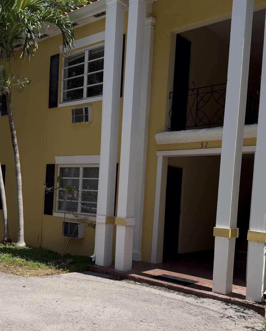 Quiet, serene and safe. This full one bedroom and one bathroom unit is move in ready, freshly painted with new appliances. Friendly neighbors on Edgewater Drive make this street highly desirable with community style living, minutes walking to James and Sallie Jude Park. Comes with one designated parking spot and on site laundry/dryer unit.