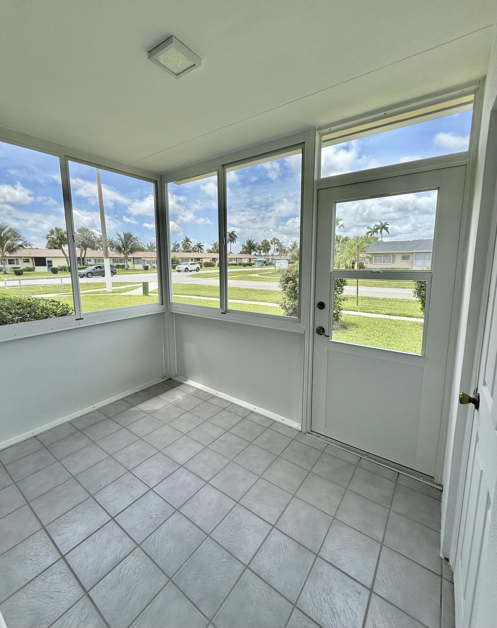 CRESTHAVEN VILLAS 10 CONDO - Residential