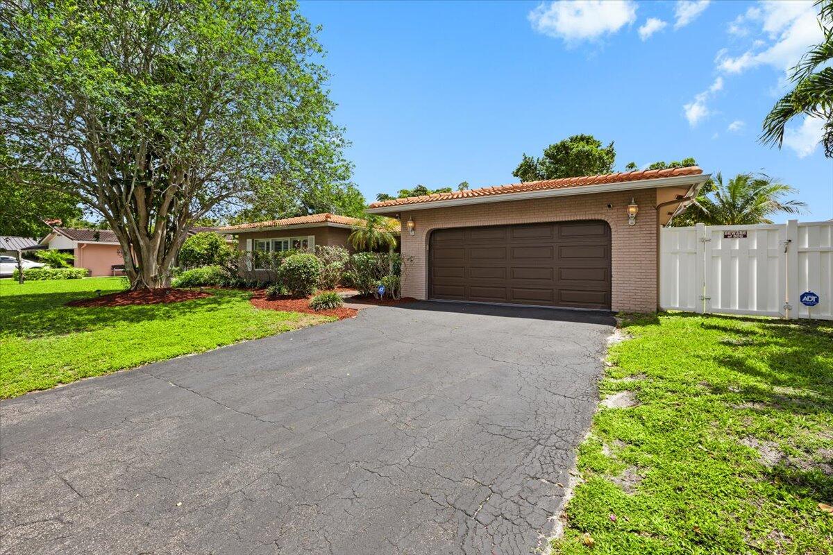 CORAL SPRINGS COUNTRY CLUB - Residential