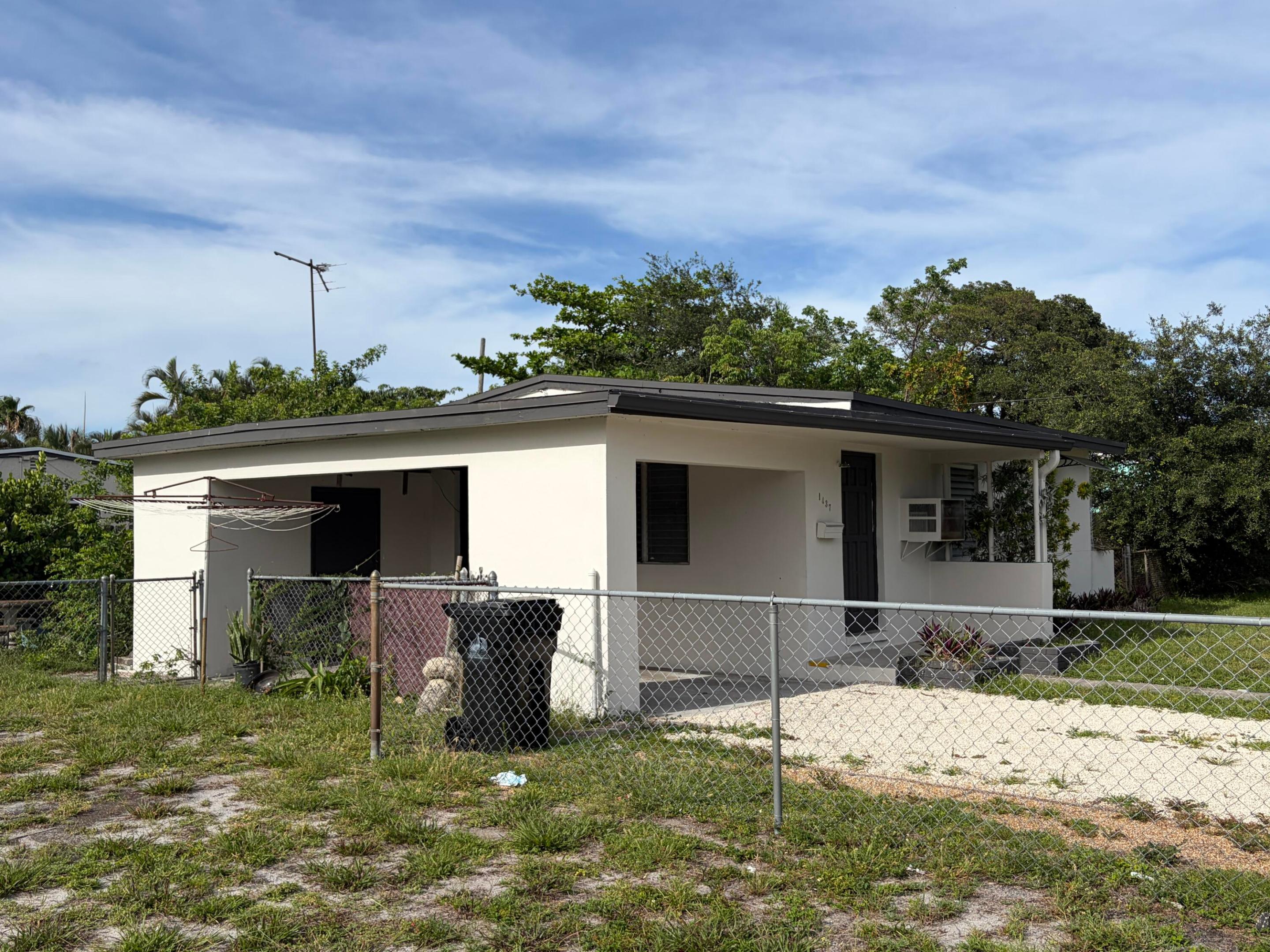 LAUDERDALE MANORS ADD - Residential