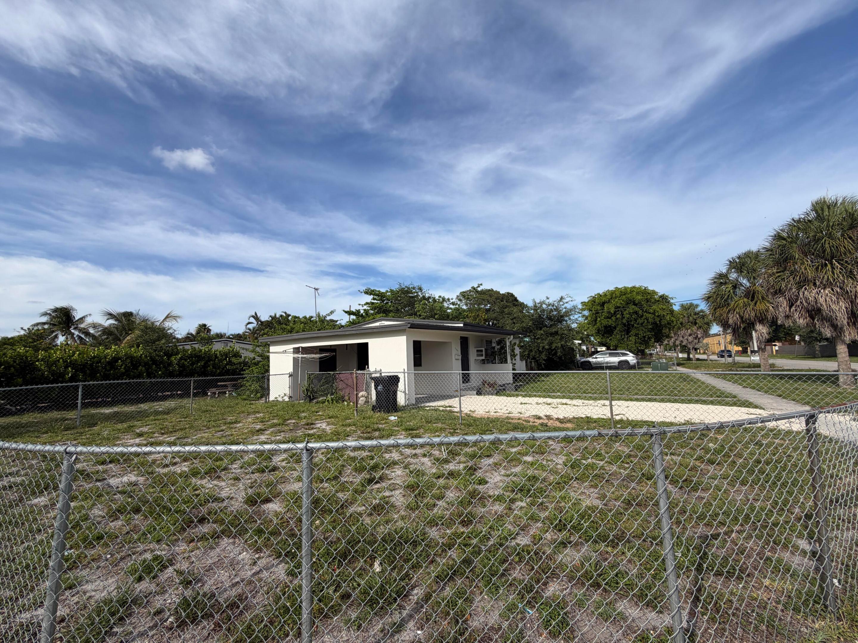 LAUDERDALE MANORS ADD - Residential