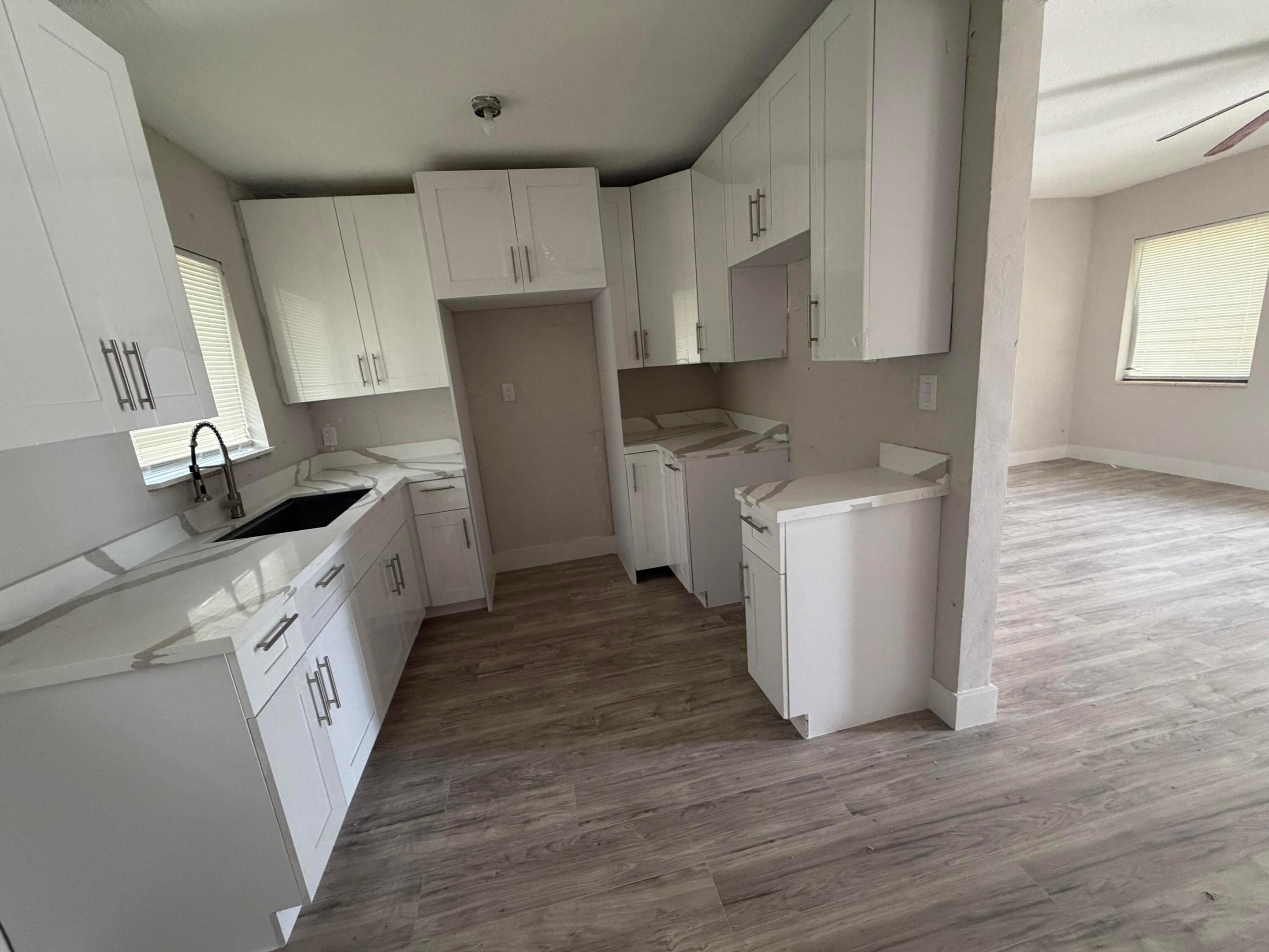 LAUDERDALE MANORS ADD - Residential