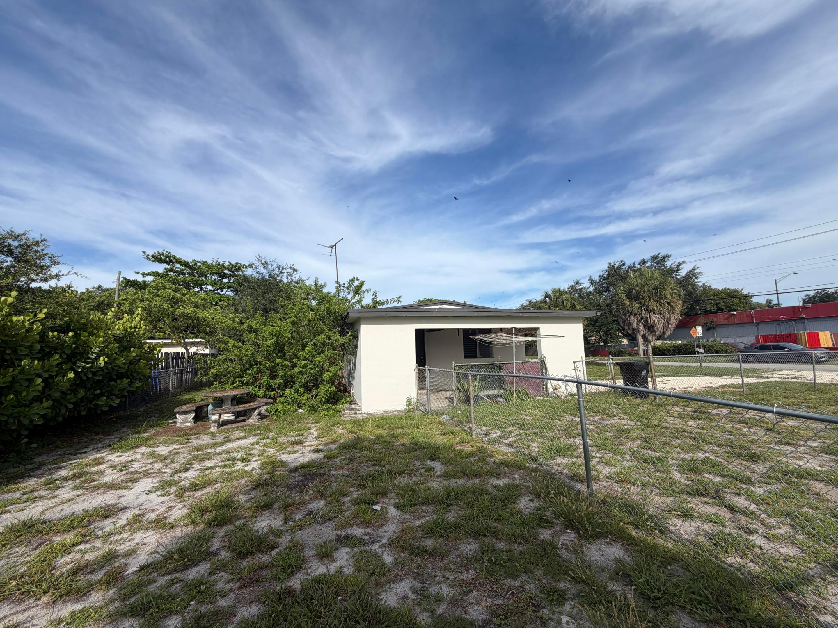 LAUDERDALE MANORS ADD - Residential