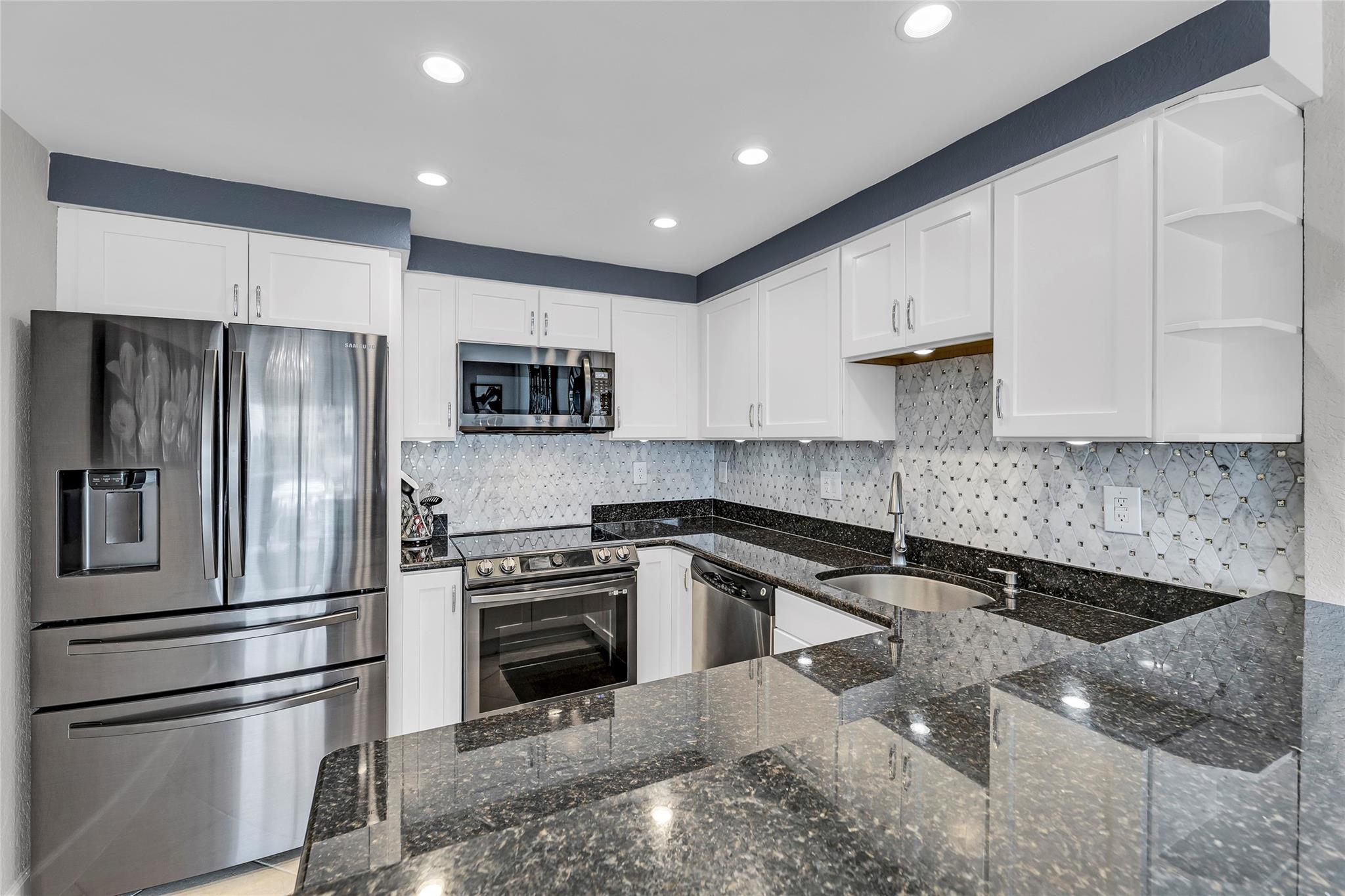 LAUDERDALE TOWER - Residential