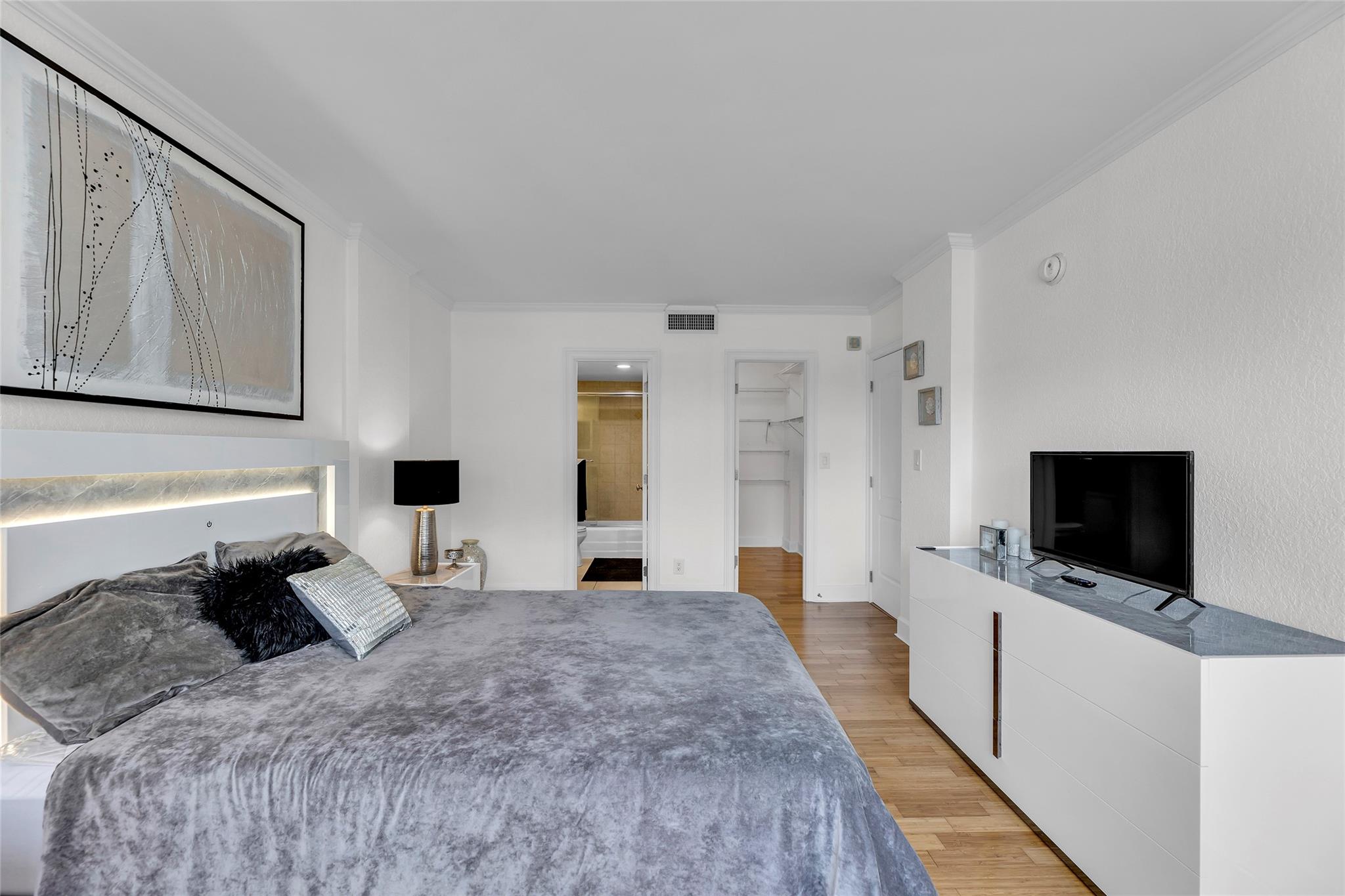LAUDERDALE TOWER - Residential