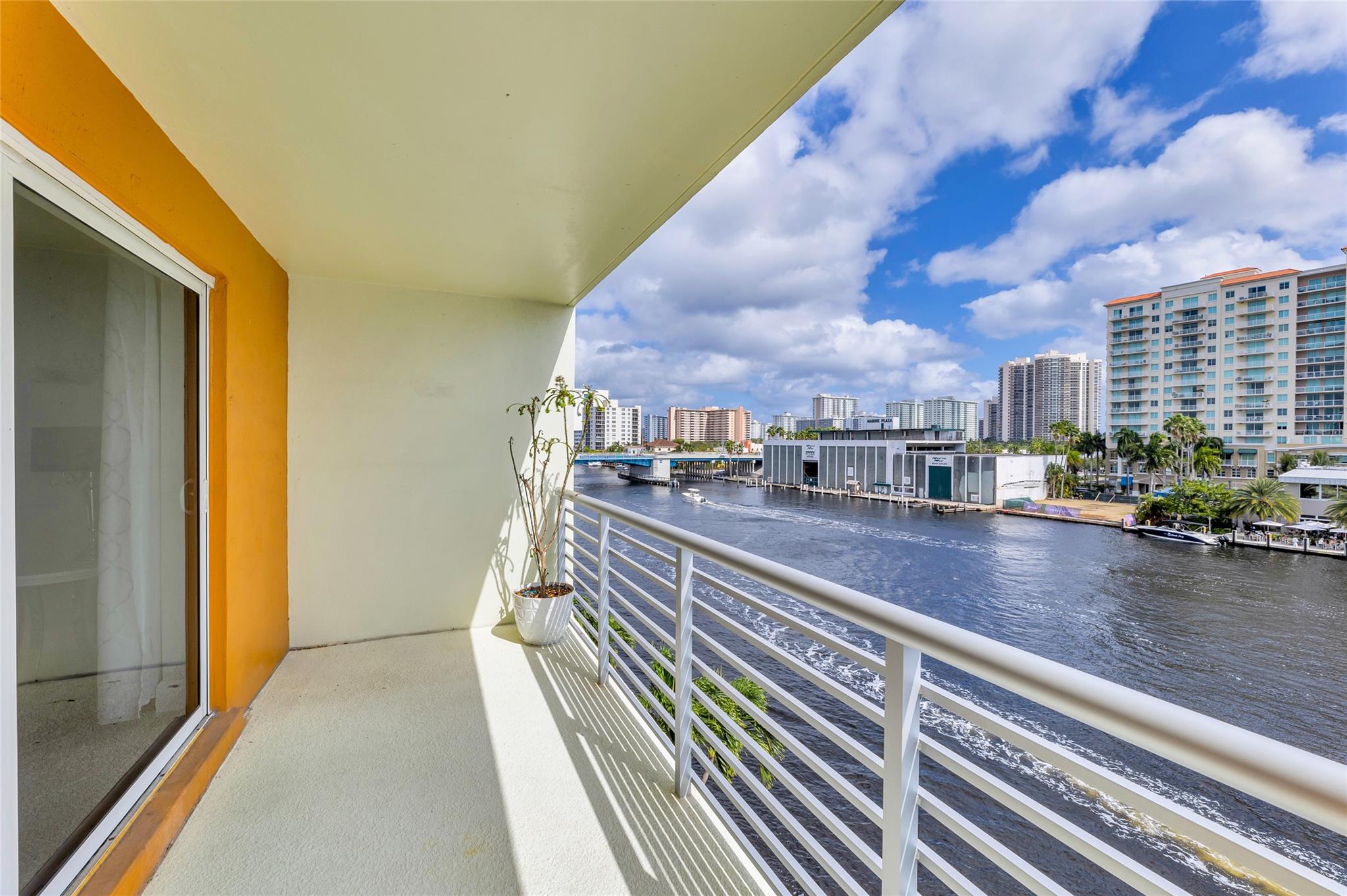 LAUDERDALE TOWER - Residential