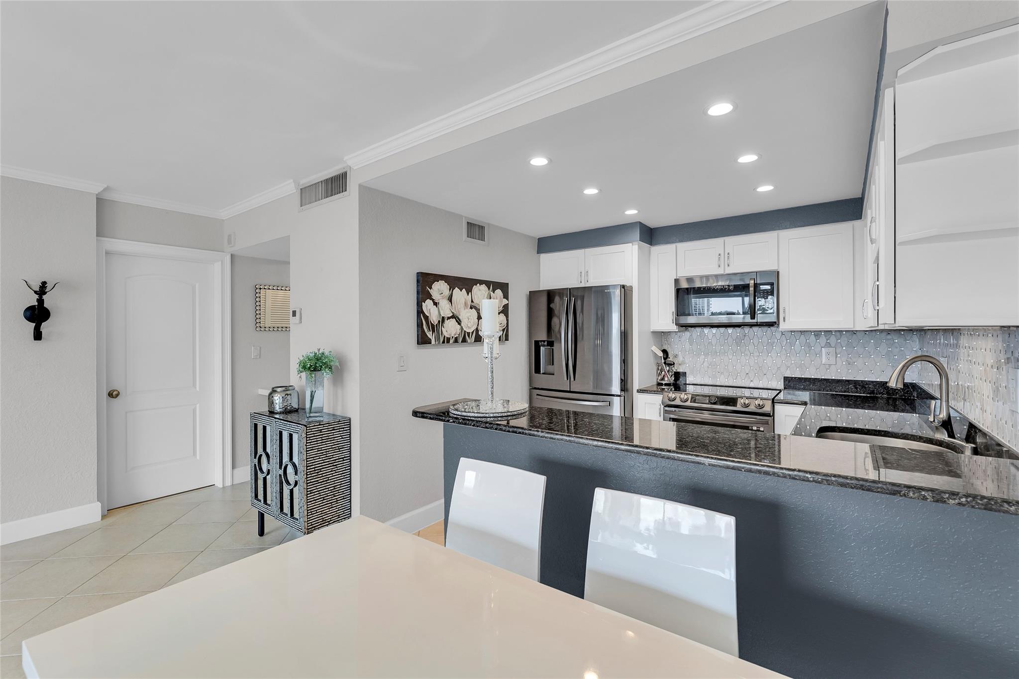 LAUDERDALE TOWER - Residential