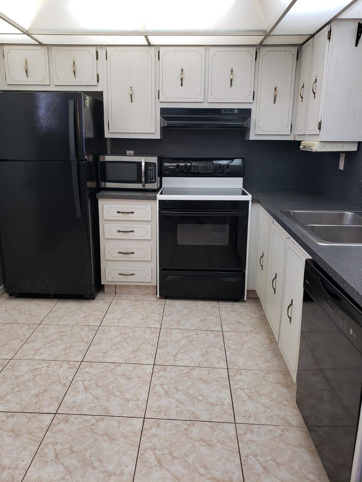 ONE BEDROOM ONE FULL BATH AND HALF BATH UNIT IN A DESIRED COMMUNITY "POLYNESIAN GARDENS". TILE THROUGHOUT THE UNIT, UPDATED BATHROOMS. LARGE WALK IN CLOSETS. GREAT LOCATION CLOSE TO SUPERMARKETS LIKE PUBLIX, CLOSE TO WESTFIELD MALL (SHOPS, RESTAURANTS AND THEATERS), CLOSE TO NOVA UNIVERSITY AND BROWARD COLLEGE. LARGE POOL AREA WITH GRILLS, EAT-IN SECTION UNDER ROOF, EXERCISE ROOM, BILLIARDS AND MORE. RENT INCLUDES WATER/SEWER AND TRASH. LAUNDRY ROOMS ON EACH FLOOR, NOT INSIDE THE UNIT. FUNDS REQUIRED TO MOVE IN WILL BE FIRST MONTH, LAST MONTH AND SECURITY DEPOSIT. AS PER ASSOCIATION 650+ CREDIT SCORE IS REQUIRED EASY TO SHOW, LOCKBOX AT THE DOOR . CLICK ON SHOW ASSIST