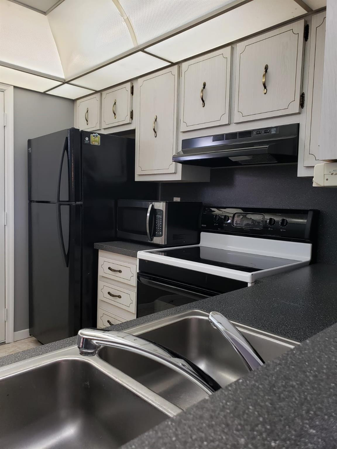 POLYNESIAN GARDENS CONDOMINIUM - Residential Lease