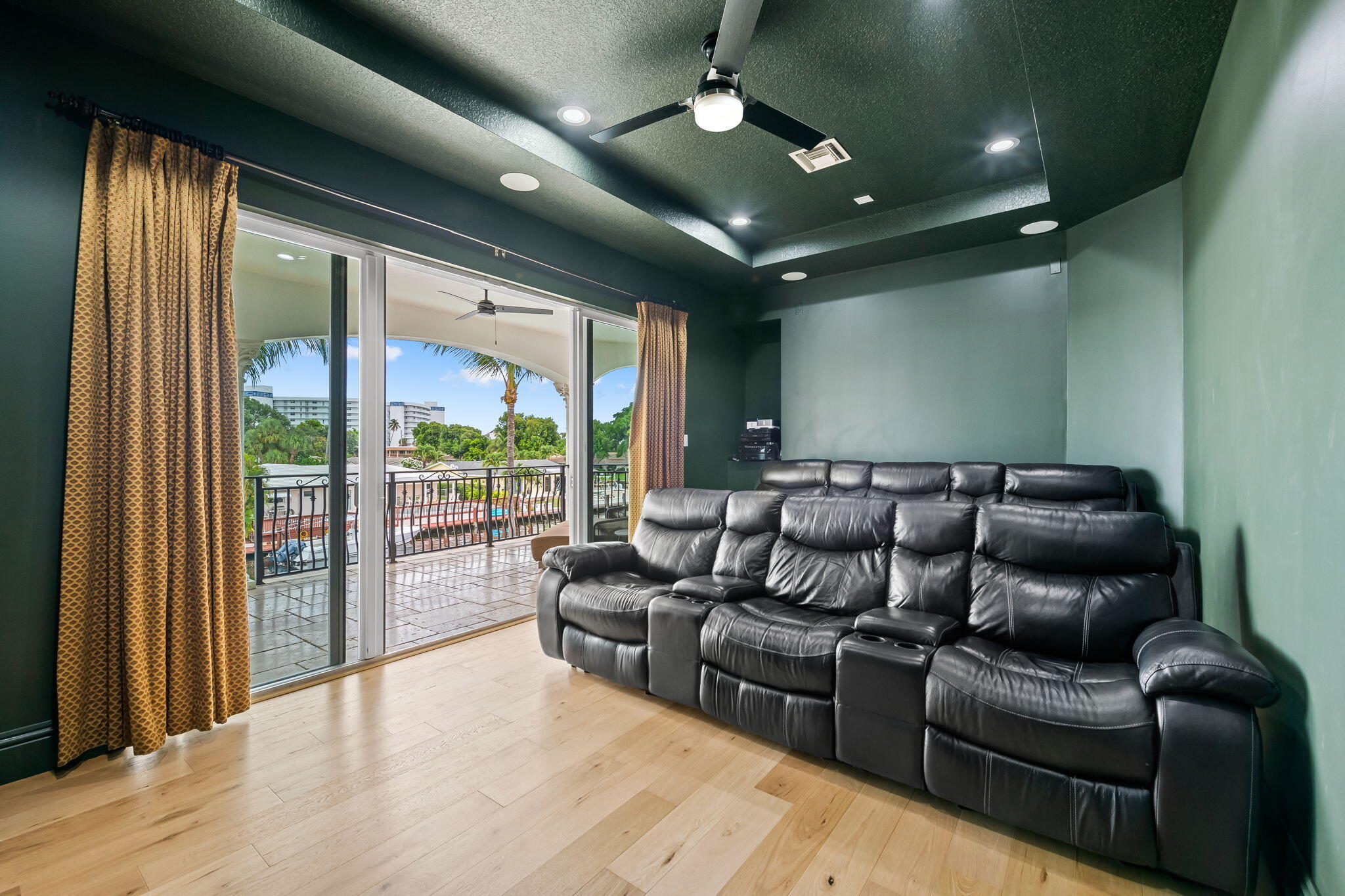 COUNTRY CLUB ISLES - Residential