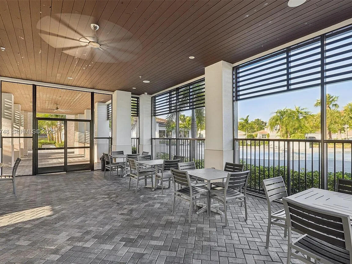 CRYSTAL LAKE 1ST SEC - Residential