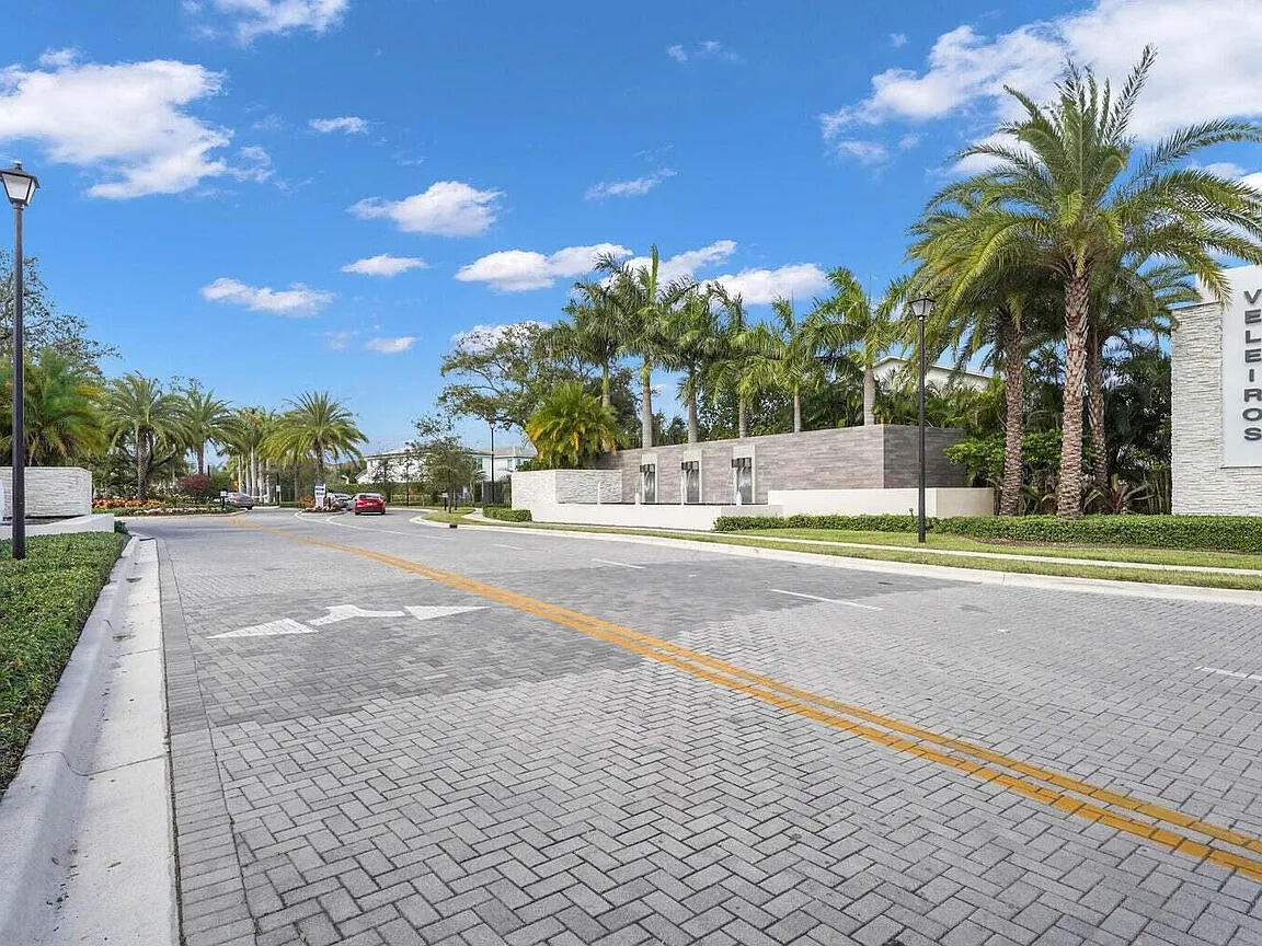 CRYSTAL LAKE 1ST SEC - Residential