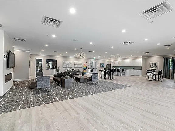 CRYSTAL LAKE 1ST SEC - Residential