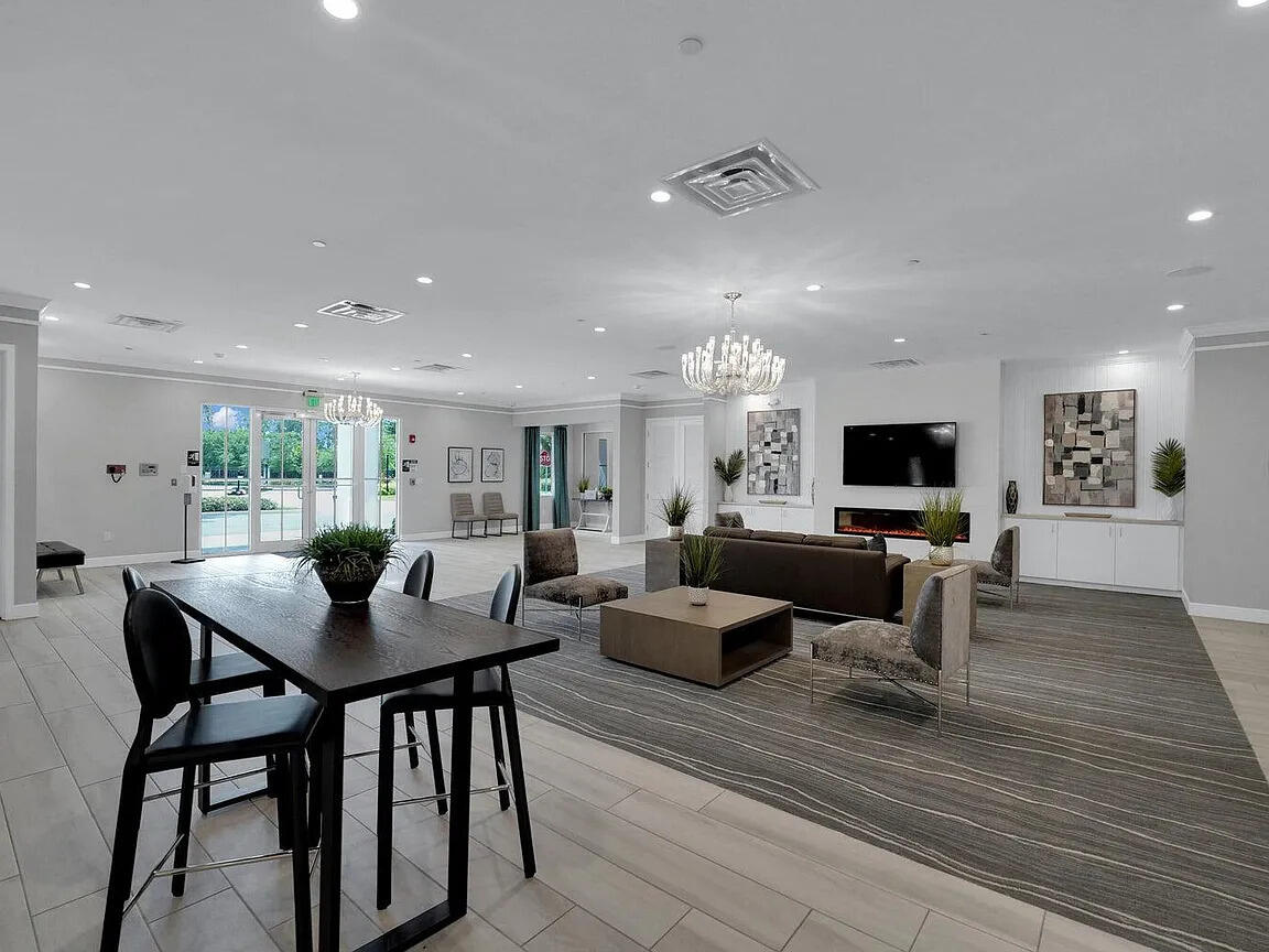 CRYSTAL LAKE 1ST SEC - Residential
