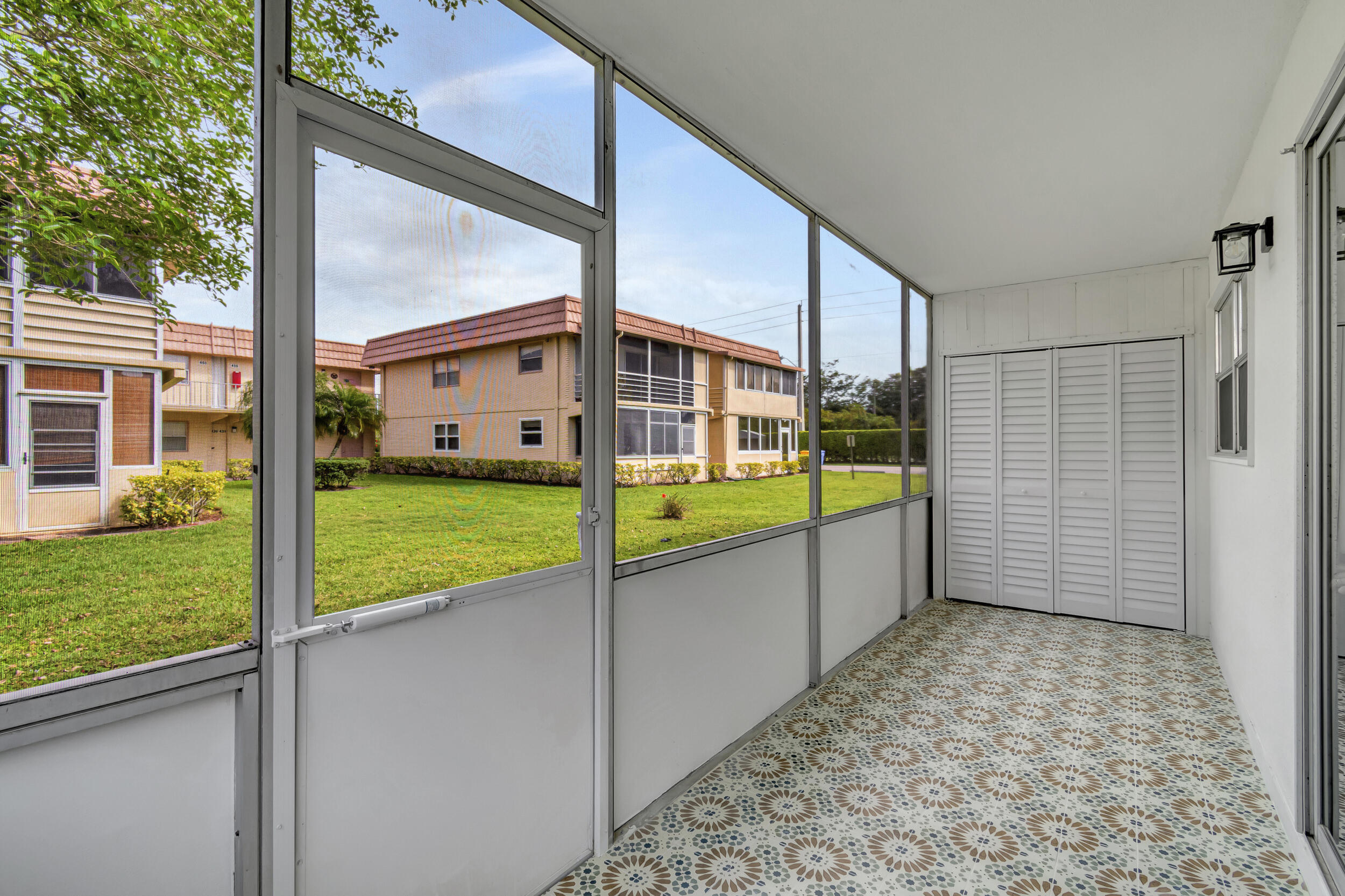 KINGS POINT SAXONY CONDOS - Residential