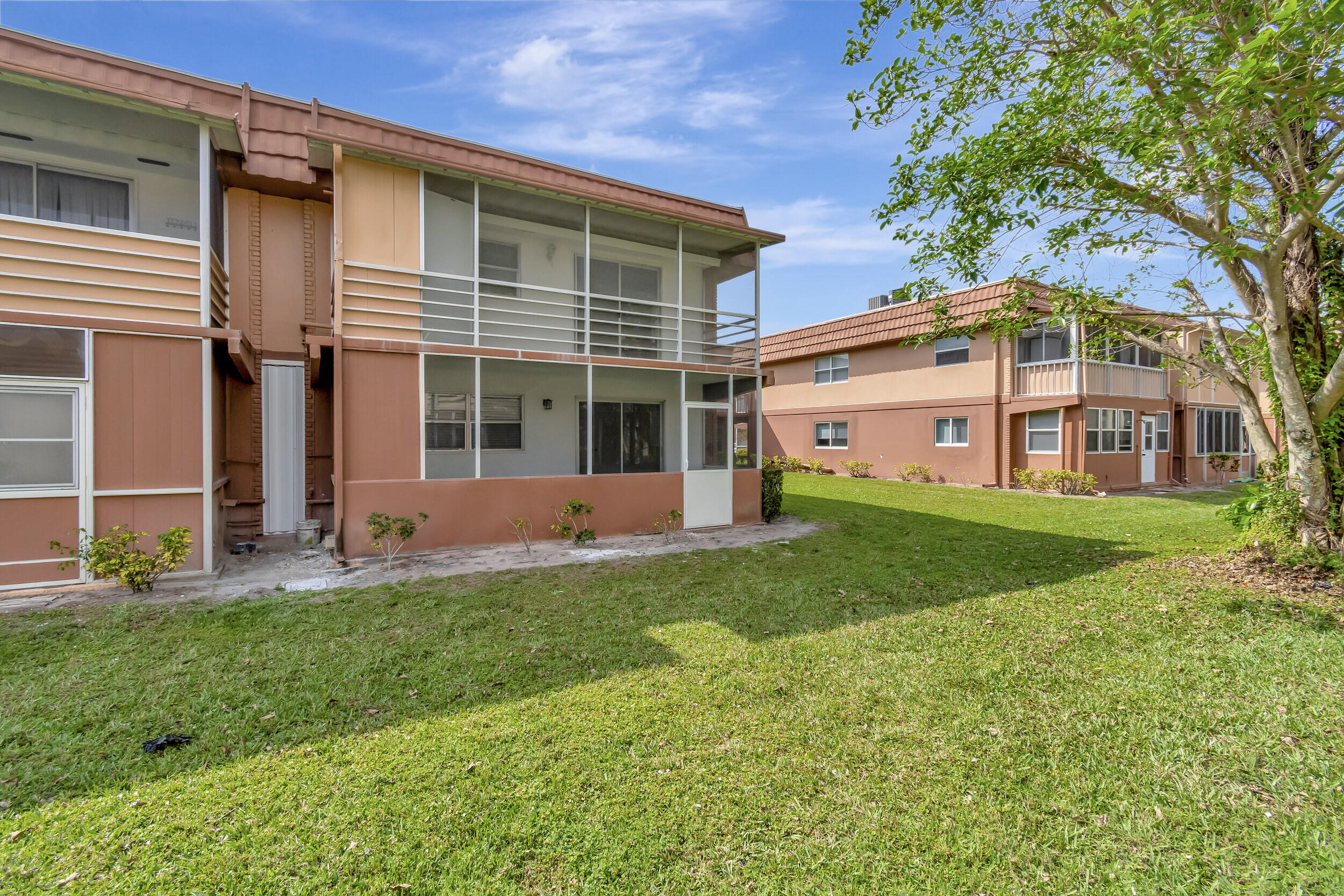 KINGS POINT SAXONY CONDOS - Residential