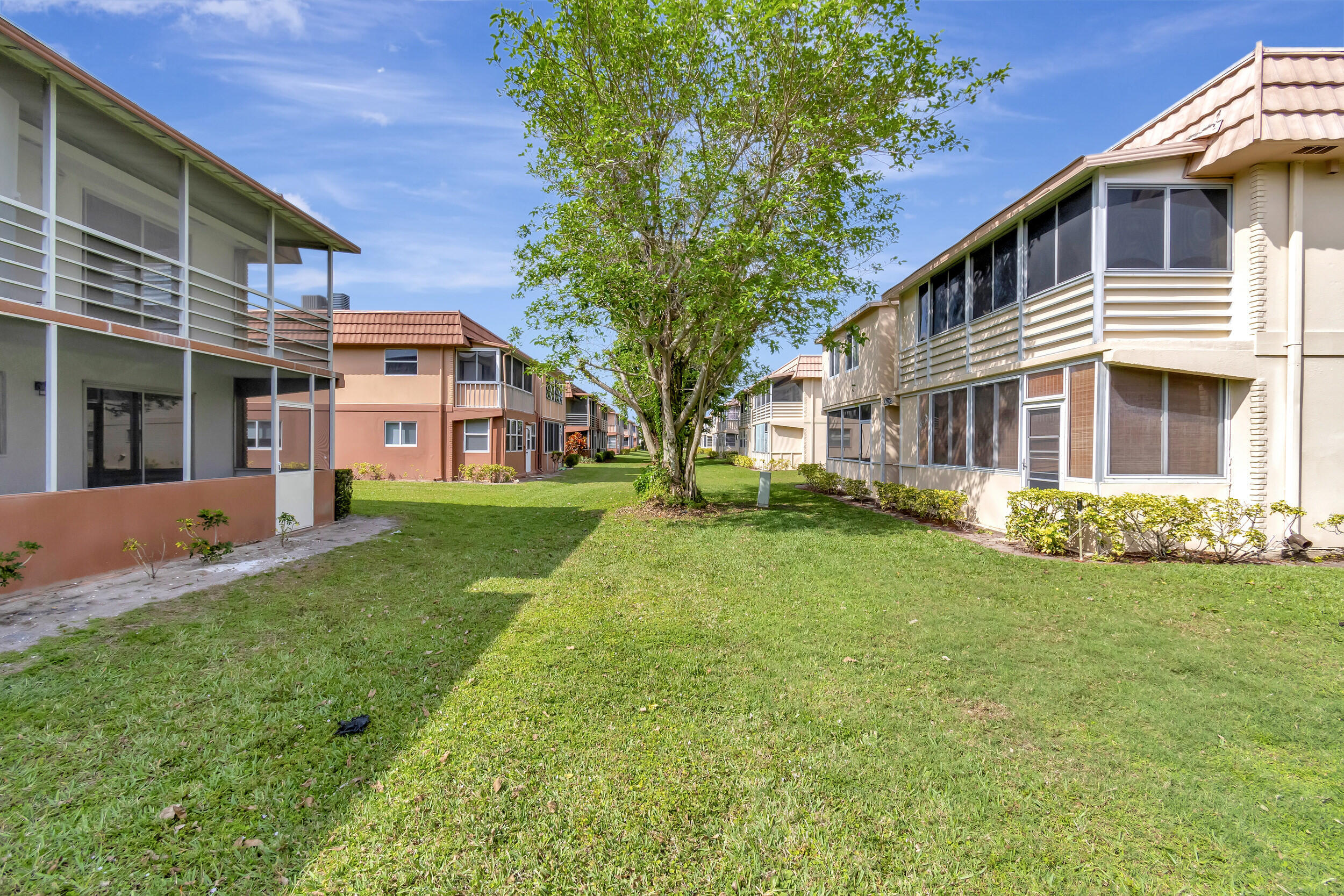 KINGS POINT SAXONY CONDOS - Residential
