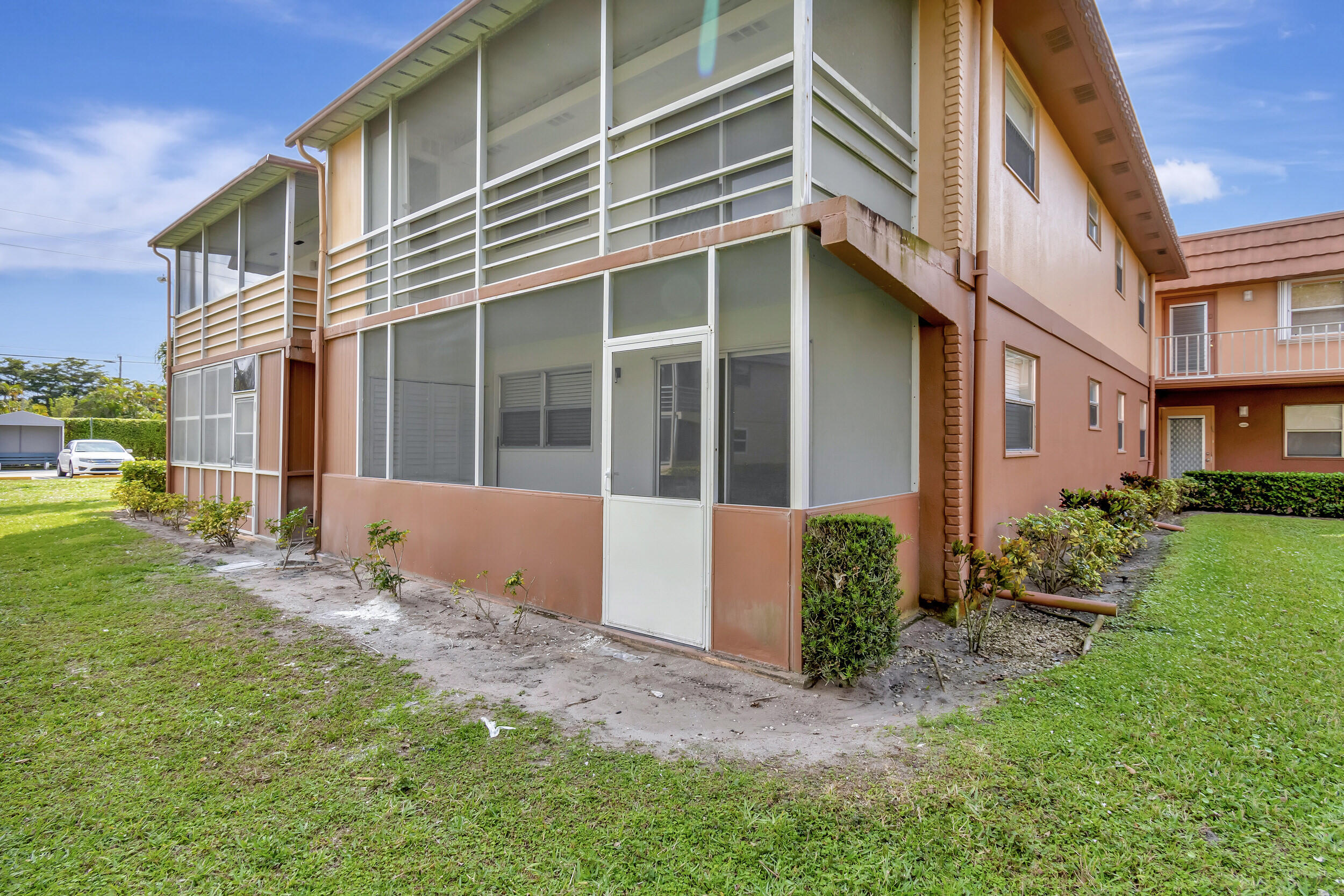 KINGS POINT SAXONY CONDOS - Residential