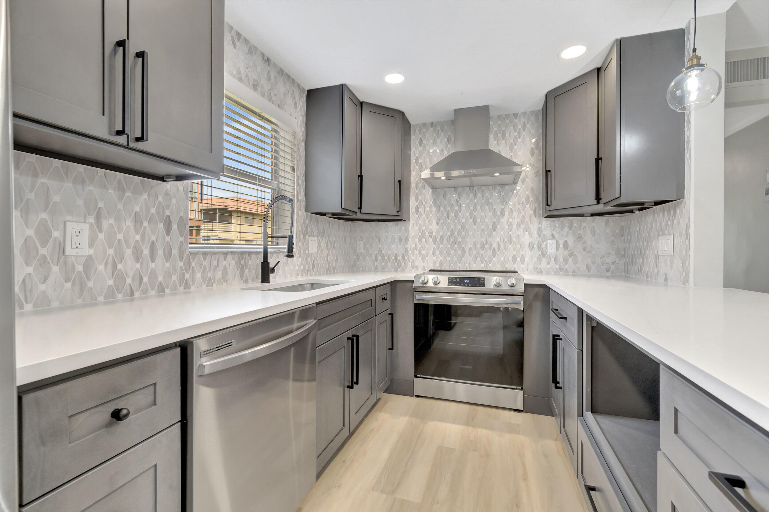 KINGS POINT SAXONY CONDOS - Residential