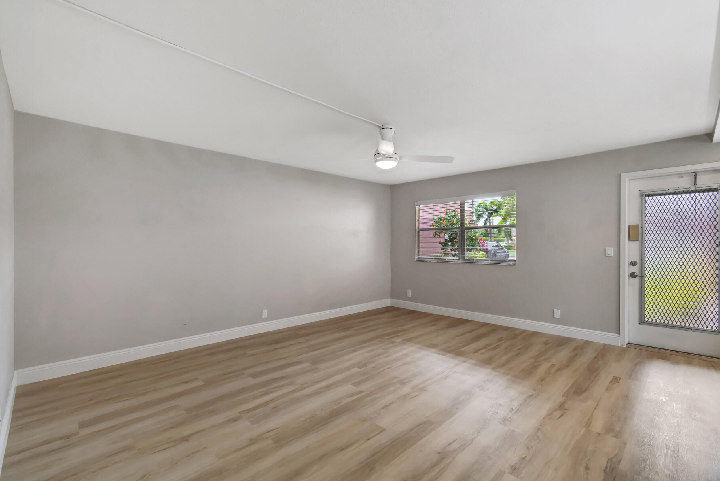 KINGS POINT SAXONY CONDOS - Residential