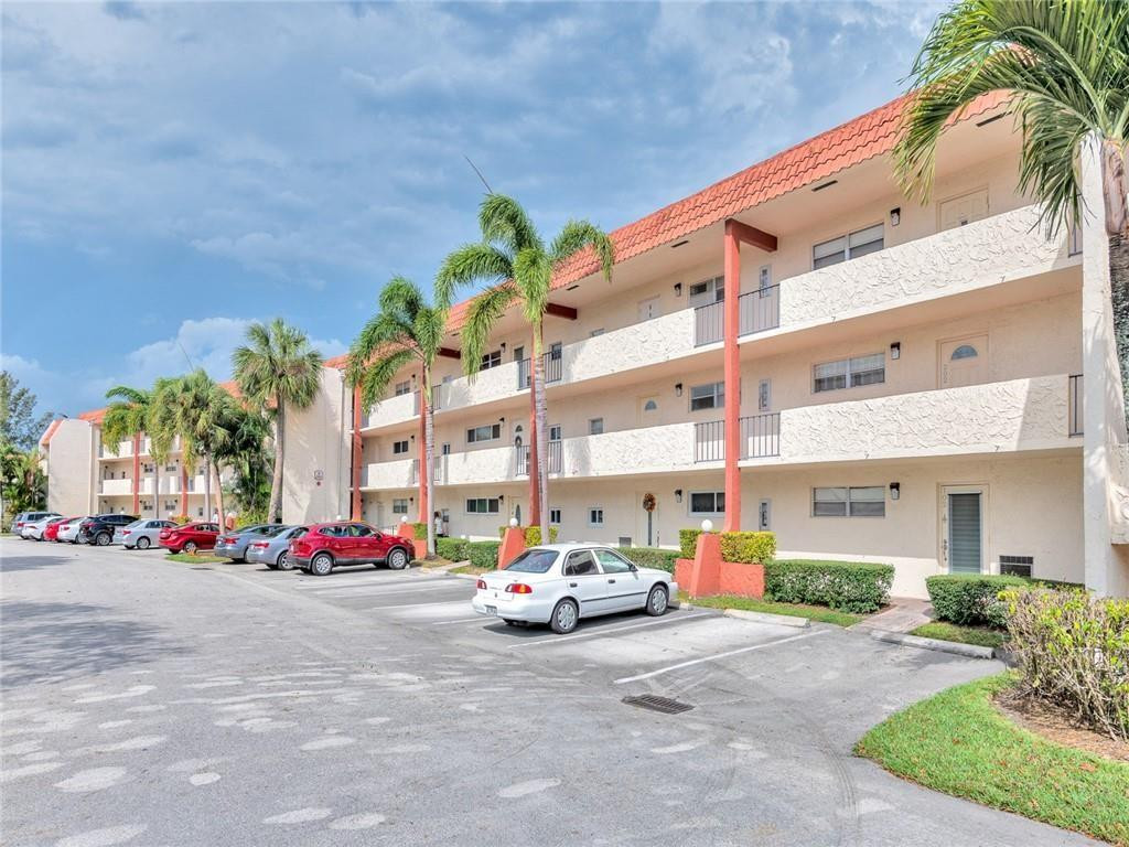 An oasis to call home, this beautiful 2BD/2BTH unit is in perfect condition with an open floor plan ideal for entertainment and relaxation. Hollybrook is a 55+ active community that offers, two 18 hole golf courses (PGA and Par 3), restaurant, heated pool, BBQ/picnic area, library, theater, sauna, shuffleboard, clubhouse, courtesy bus, tennis & pickleball courts, vehicle wash area and EV charging station. Hollybrook is located within close proximity to major shopping areas, top rated hospitals, FLL airport, mins away from major highways and the beach and in the heart of lots of entertainment and fun things to do. Seller will contribute $5000 towards buyer's HOA deposit. Motivated seller