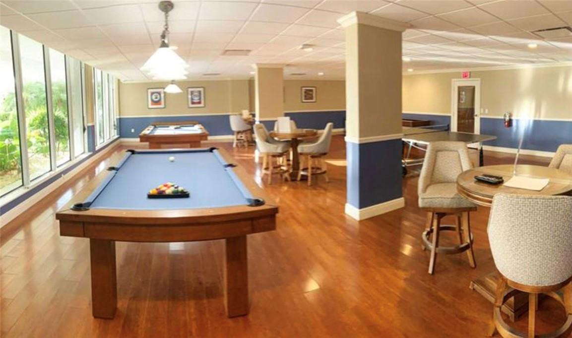 BARCLAY CONDO - Residential