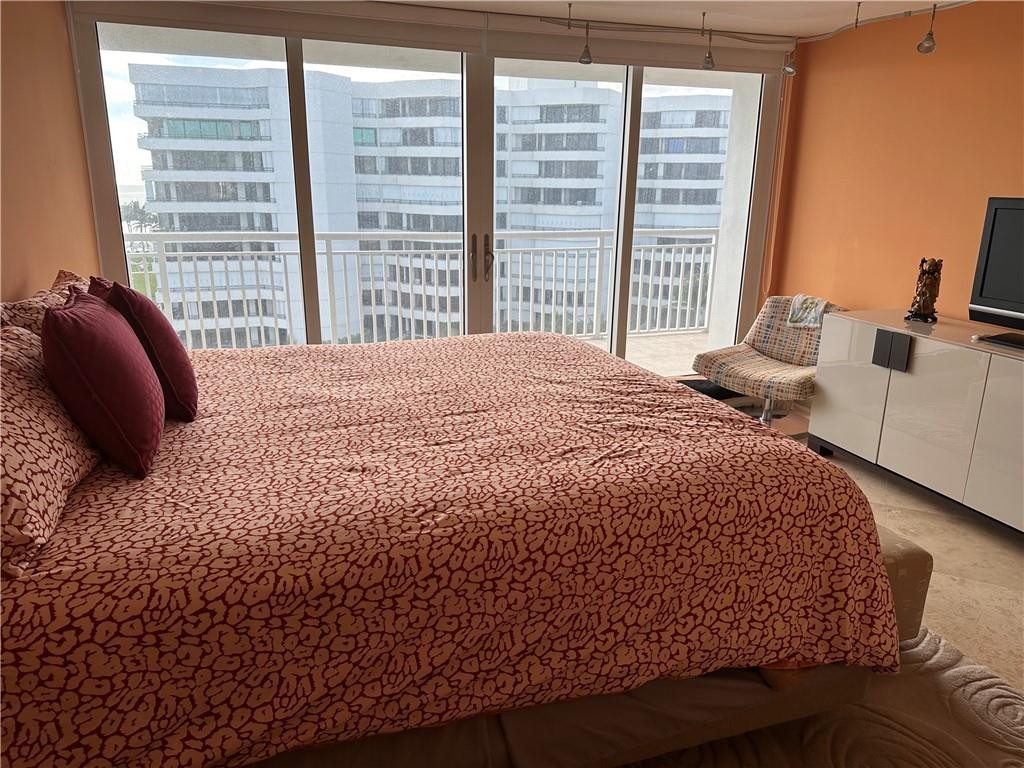 BARCLAY CONDO - Residential